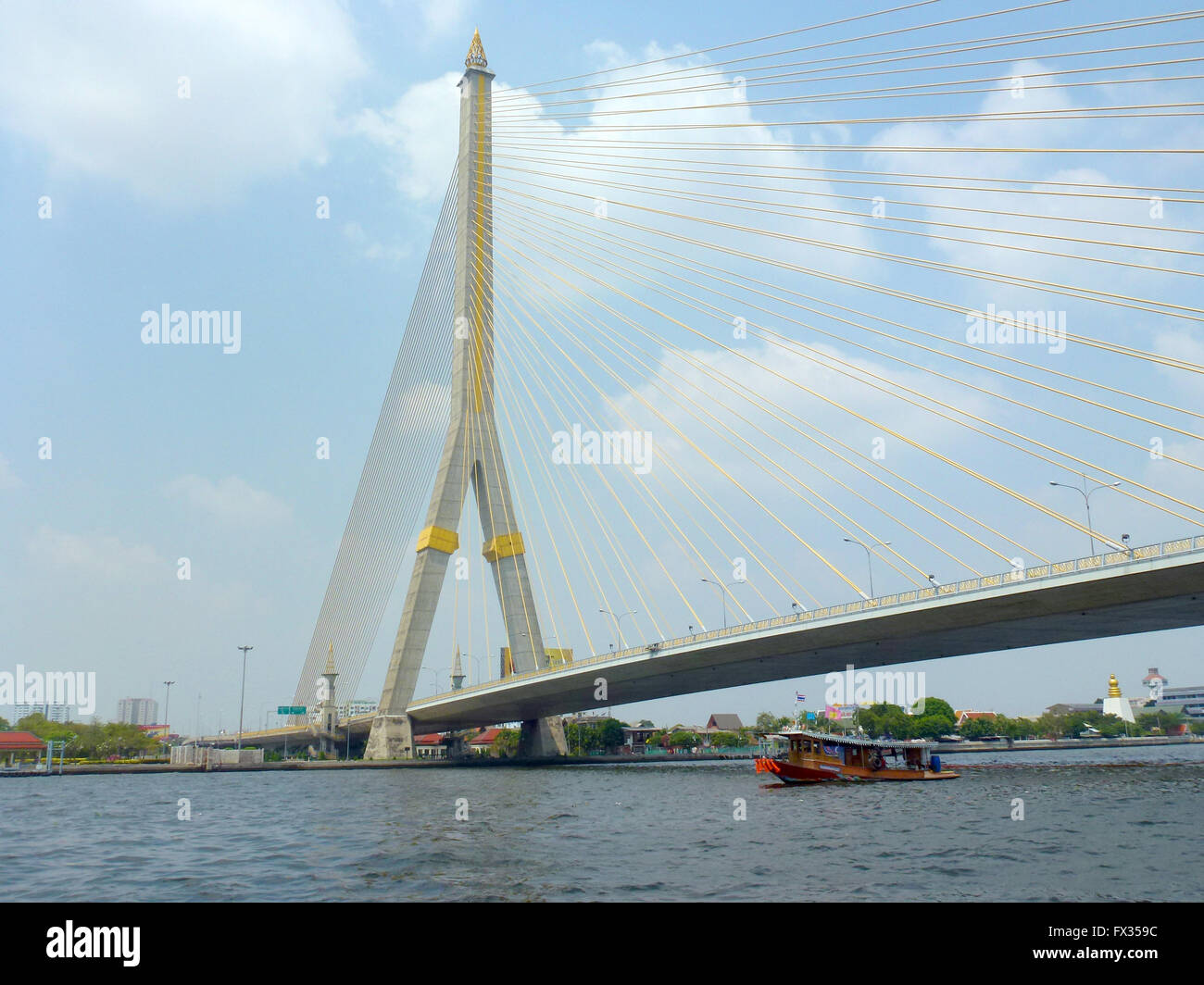 Ein Boot geht die Rama-VIII-Brücke in Bangkok, Thailand, 4. März 2016. Die Struktur den Mae Nam Chao Phraya Fluss überbrückt und ist benannt nach Ananda Mahidol, auch bekannt als Rama VIII., der acht König der gegenwärtigen Chakri-Dynastie. Foto: ALEXANDRA SCHULER/Dpa - NO-Draht-Dienst- Stockfoto