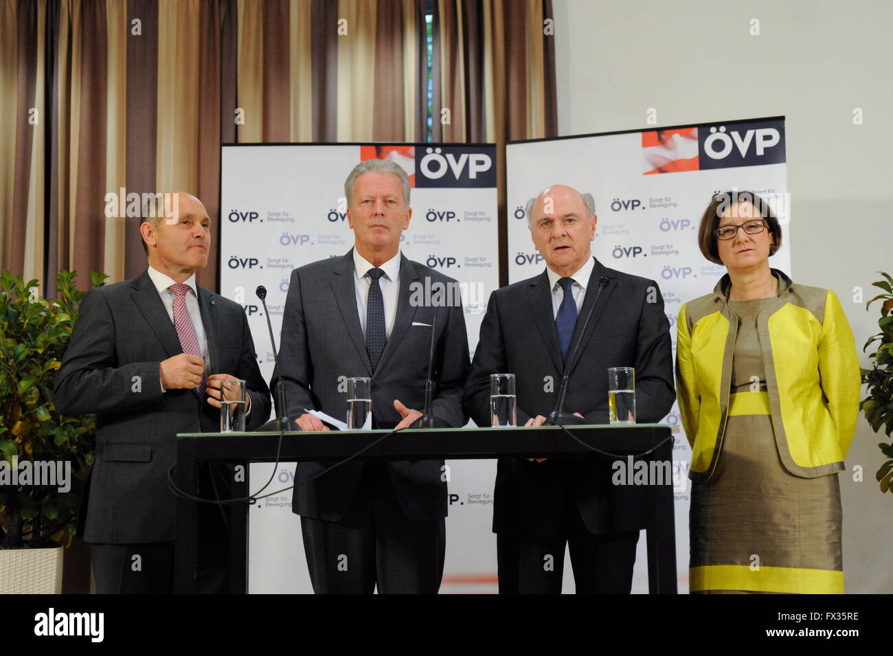 Wien, Österreich. 10. April 2016. Presseerklärung der Bundesrepublik Parteichef Reinhold Mitterlehner und Landeshauptmann Erwin Pröll aus Niederösterreich, die Änderung durch die österreichische Innenminister Johanna Mikl-Leitner. Wolfgang Sobotka, der neue Innenminister zu werden. (L-R): Wolfgang Sobotka, Dr. Reinhold Mitterlehner, Erwin Pröll und Johanna Mikl-Leitner. Bildnachweis: Franz Perc/Alamy Live-Nachrichten Stockfoto