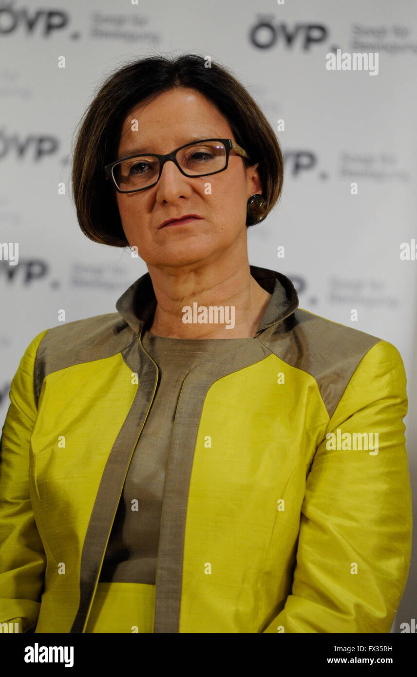 Wien, Österreich. 10. April 2016. Die scheidende österreichische Innenministerin Johanna Mikl Leitner (ÖVP). Kredit: Franz Perc/Alamy Live News Stockfoto