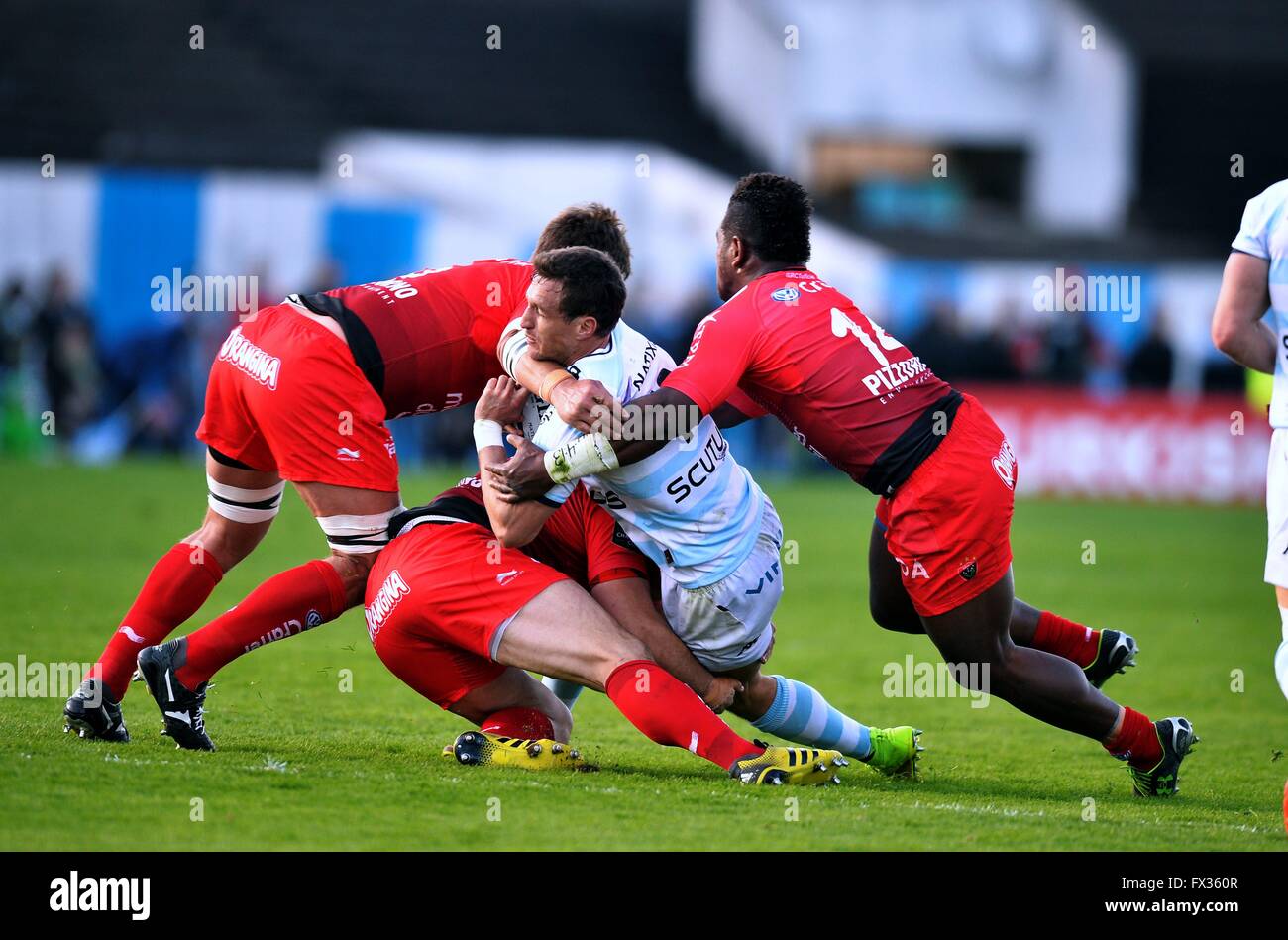 Paris, Frankreich. 10. April 2016. Europameister-Rugby-Viertelfinale. Racing-u-Bahn 92 gegen RC Toulon. Johannes Goosen (Rac) ist Bande behandelt Credit: Action Plus Sport/Alamy Live News Stockfoto