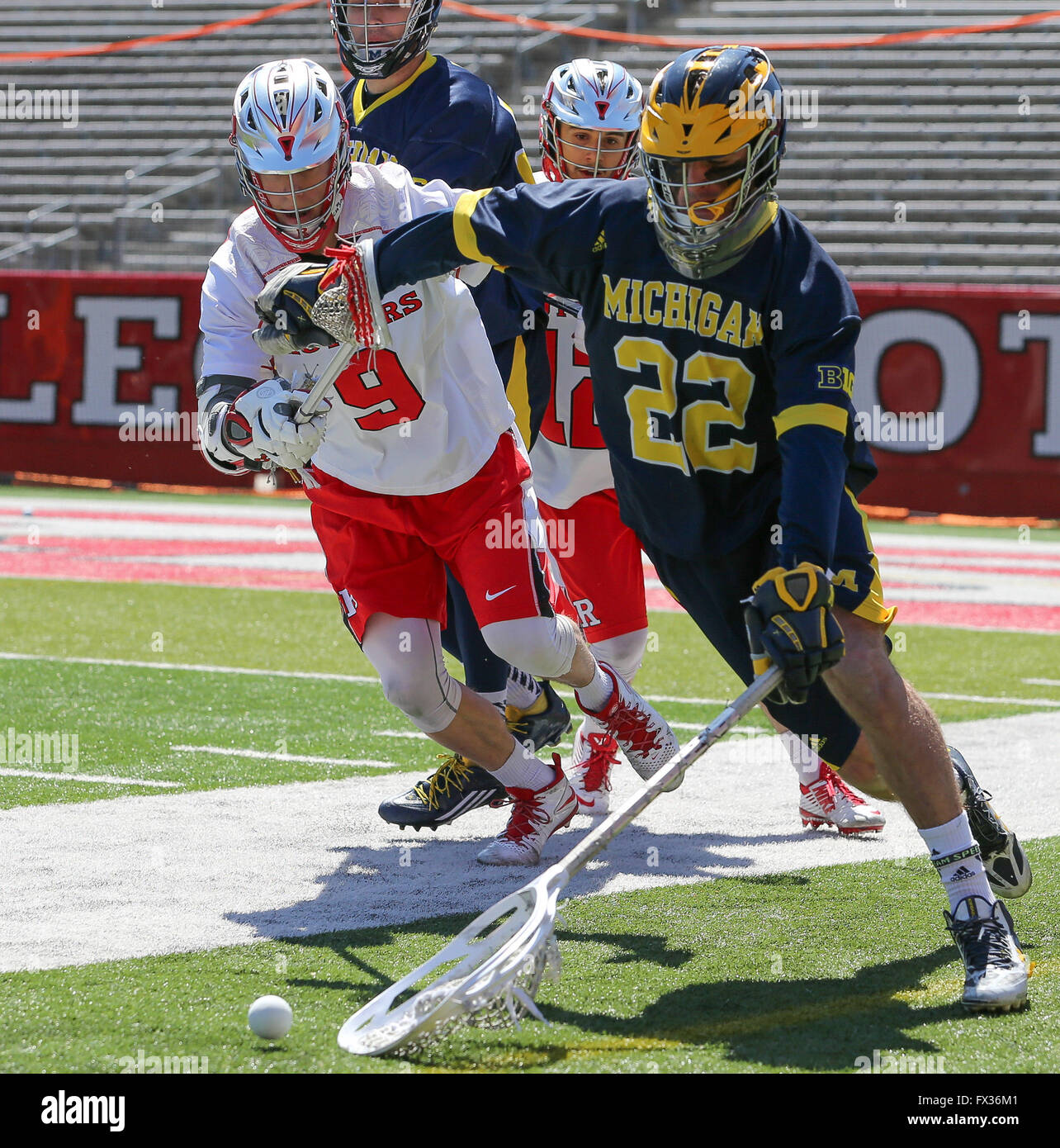 Piscataway, NJ, USA. 10. April 2016. Ufer Gerarld Logan (22) und Rutgers Adam Charalambides (9) Kampf um den Ball bei einem NCAA Lacrosse-Spiel zwischen den Michigan Wolverines und der Rutgers Scarlet Knights High Point Solutions Stadium in Piscataway, New Jersey. Nr. 18 Rutgers besiegte Michigan, 13-6. Mike Langish/Cal-Sport-Medien. © Csm/Alamy Live-Nachrichten Stockfoto