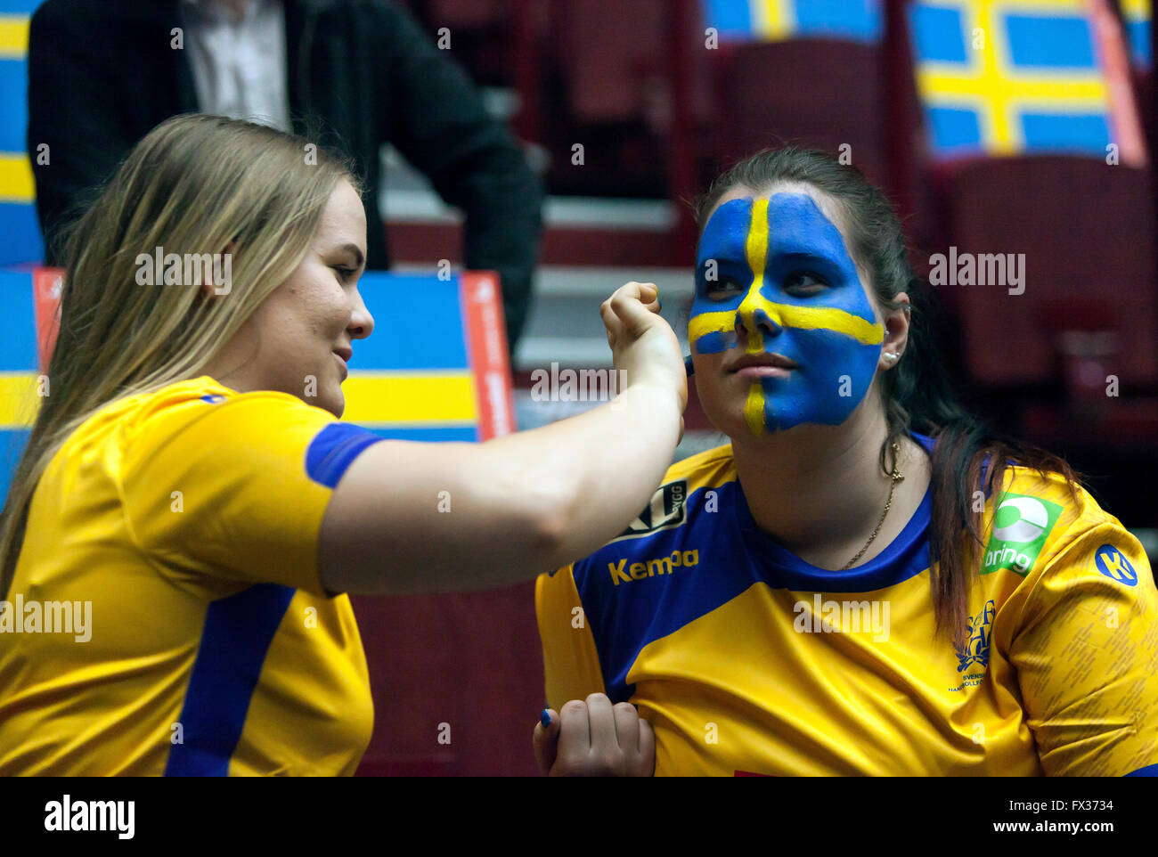 Malmö, Schweden, 10. April 2016. Fans von der schwedischen Nationalmannschaft vorzubereiten für das Spiel zwischen Spanien und Schweden während der IHF 2016 Herren Olympischen Qualifikationsturnier. Bildnachweis: OJPHOTOS/Alamy Live-Nachrichten Stockfoto