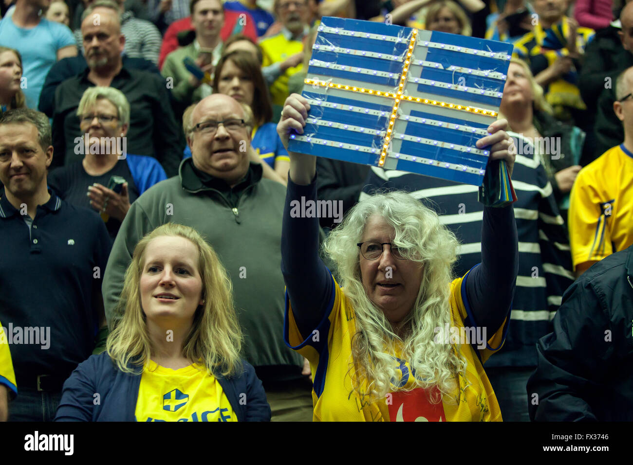 Malmö, Schweden, 10. April 2016. Schwedischen Fans feiern während der IHF 2016 Herren Olympischen Qualifikationsturnier zwischen Spanien und Schweden in Malmö Arena.  Spanien gewann das Spiel 25 – 23, aber Schweden qualifizierte sich für die Olympischen Spiele Teilnahme Spanien zum ersten Mal in 40 Jahren nicht qualifizieren konnte. Bildnachweis: OJPHOTOS/Alamy Live-Nachrichten Stockfoto