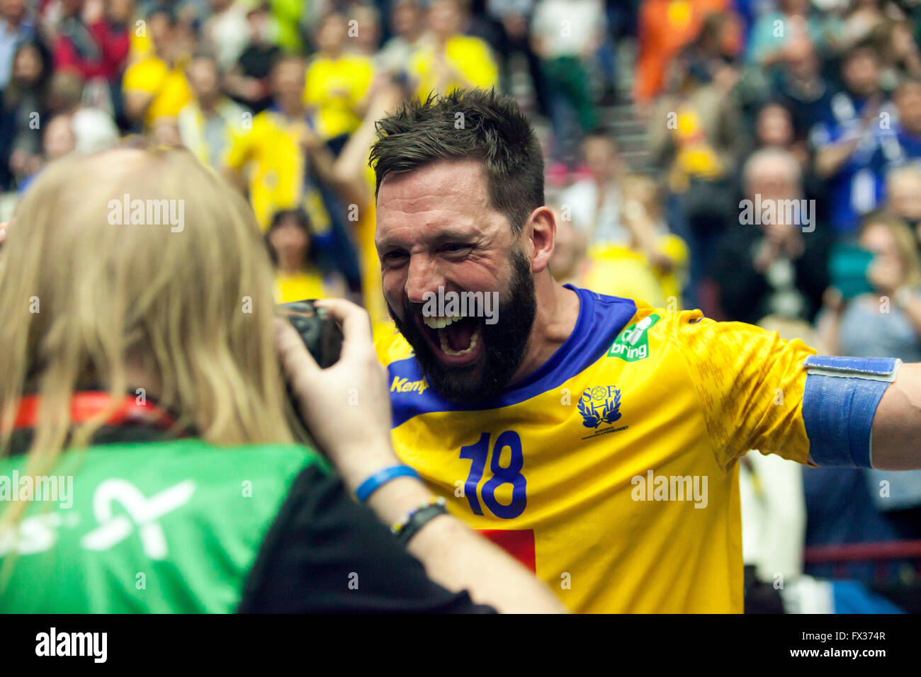 Malmö, Schweden, 10. April 2016. Tobias Karlsson (18) von Schweden zeigt sein Glück zu einem Fotografen nach dem Spiel zwischen Spanien und Schweden während der IHF 2016 Herren Olympischen Qualifikationsturnier.    Spanien gewann das Spiel 25-23, aber viel mehr wichtige, das Schweden für die Olympia-Teilnahme qualifiziert, während Spanien zum ersten Mal in 40 Jahren nicht qualifizieren konnte. Bildnachweis: OJPHOTOS/Alamy Live-Nachrichten Stockfoto