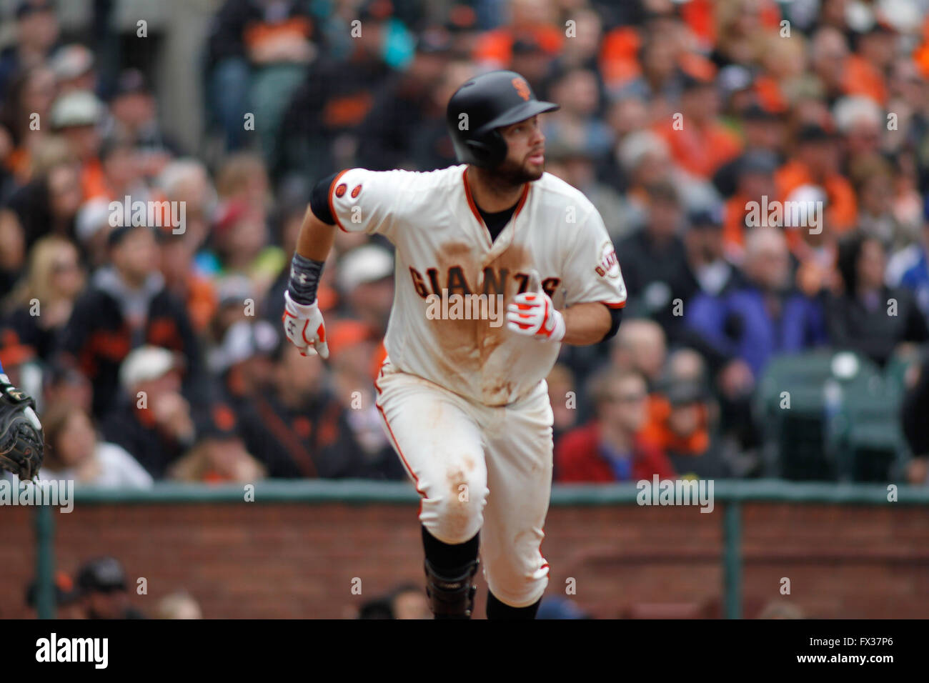 San Francisco, Kalifornien, USA. 10. April 2016. San Francisco Giants erster Basisspieler Brandon Belt (9)] trifft ein drei-Run-Homerun in der MLB-Baseball-Spiel zwischen den San Francisco Giants und die Los Angeles Dodgers im AT&T Park. Bildnachweis: Cal Sport Media/Alamy Live-Nachrichten Stockfoto