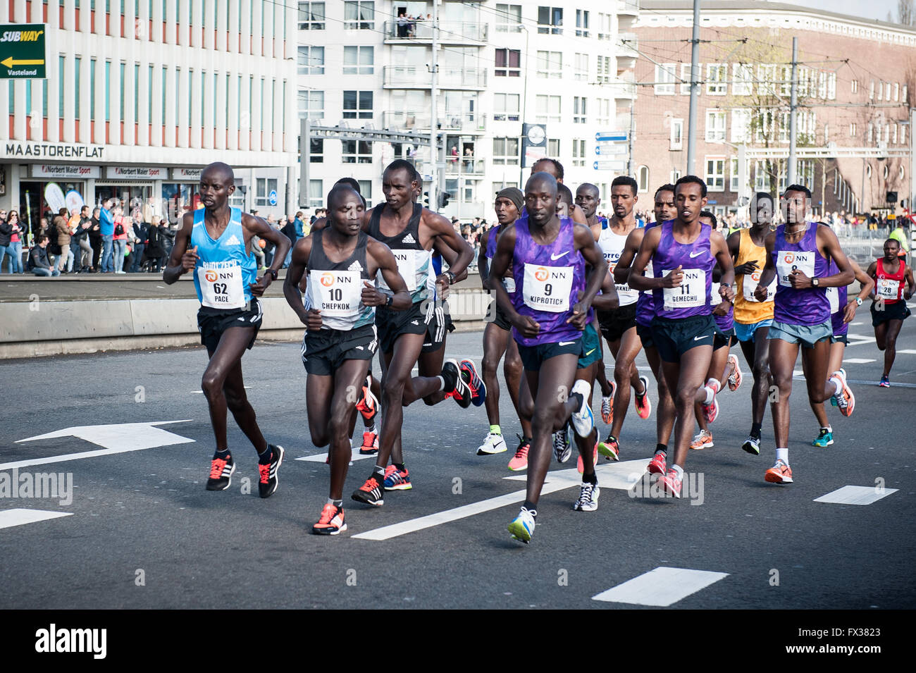 Rotterdam, die Niederlande. 10 Apr, 2016. Die Teilnehmer laufen auf der Erasmus Brücke während der Rotterdam Marathon, kenianische Marius Kipserem das Rennen in persönlichen Besten 2 Stunden, 06 Minuten und 10 Sekunden heraus umrandete Vorjahressieger äthiopischen Salomo Deksisa. Bei den Frauen Contest, Sutume Asefa Kebede ging schnell, über die ersten 5 km in 16:53, eine massive 46 Sekunden vor ihren Verfolgern und auf 2:18 Tempo. Aber Katastrophe der Führer nach 30 km Wenn Sie mit Wurf. Credit: Romy Arroyo Fernandez/Alamy leben Nachrichten Stockfoto Rotterdam, die Niederlande. 10 Apr, 2016. Die Teilnehmer laufen auf der Erasmus Brücke während der Rotterdam Marathon, kenianische Marius Kipserem das Rennen in persönlichen Besten 2 Stunden, 06 Minuten und 10 Sekunden heraus umrandete Vorjahressieger äthiopischen Salomo Deksisa. Bei den Frauen Contest, Sutume Asefa Kebede ging schnell, über die ersten 5 km in 16:53, eine massive 46 Sekunden vor ihren Verfolgern und auf 2:18 Tempo. Aber Katastrophe der Führer nach 30 km Wenn Sie mit Wurf. Credit: Romy Arroyo Fernandez/Alamy leben Nachrichten Stockfoto