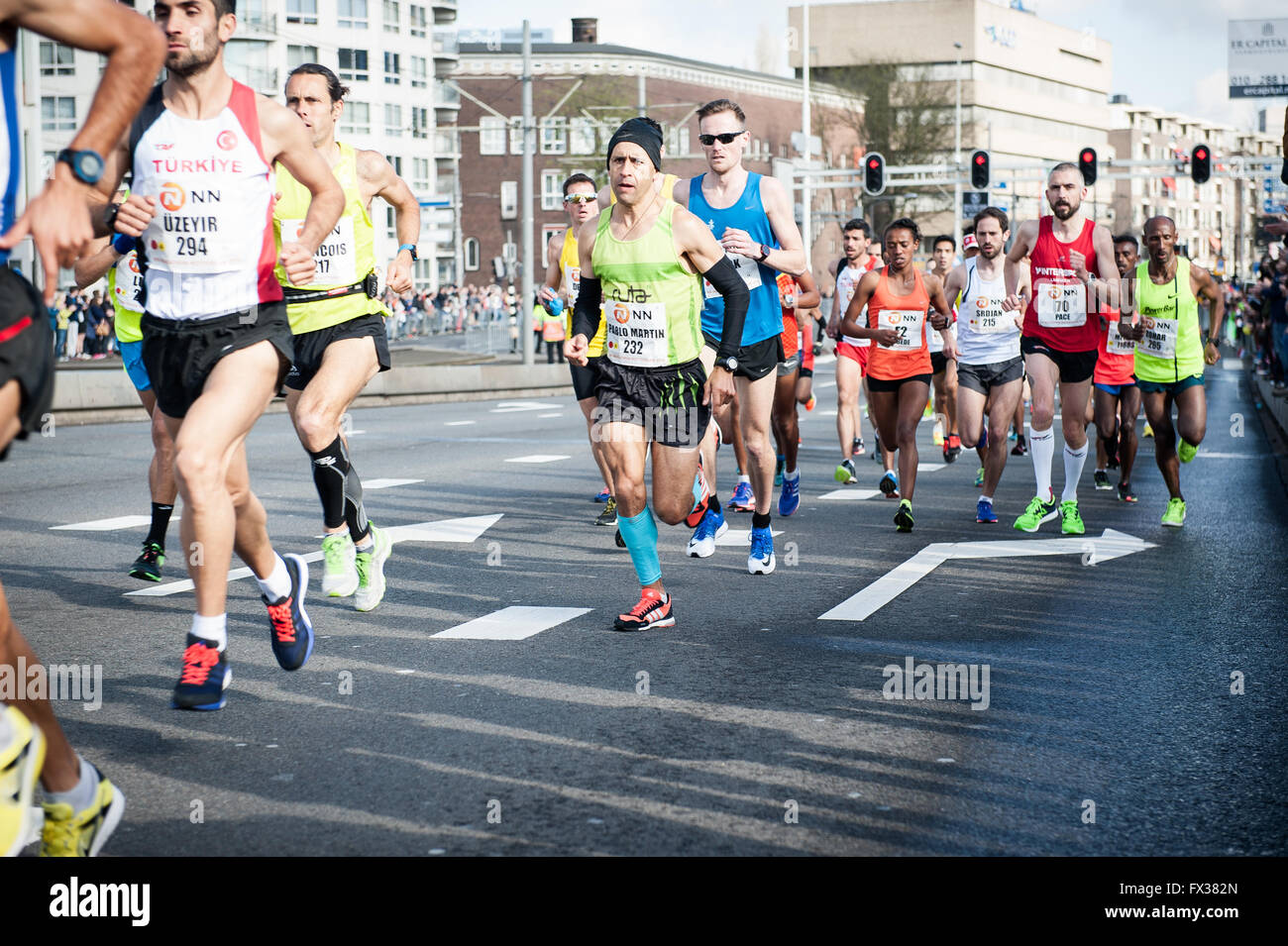 Rotterdam, die Niederlande. 10 Apr, 2016. Die Teilnehmer laufen auf der Erasmus Brücke während der Rotterdam Marathon, kenianische Marius Kipserem das Rennen in persönlichen Besten 2 Stunden, 06 Minuten und 10 Sekunden heraus umrandete Vorjahressieger äthiopischen Salomo Deksisa. Bei den Frauen Contest, Sutume Asefa Kebede ging schnell, über die ersten 5 km in 16:53, eine massive 46 Sekunden vor ihren Verfolgern und auf 2:18 Tempo. Aber Katastrophe der Führer nach 30 km Wenn Sie mit Wurf. Credit: Romy Arroyo Fernandez/Alamy leben Nachrichten Stockfoto Rotterdam, die Niederlande. 10 Apr, 2016. Die Teilnehmer laufen auf der Erasmus Brücke während der Rotterdam Marathon, kenianische Marius Kipserem das Rennen in persönlichen Besten 2 Stunden, 06 Minuten und 10 Sekunden heraus umrandete Vorjahressieger äthiopischen Salomo Deksisa. Bei den Frauen Contest, Sutume Asefa Kebede ging schnell, über die ersten 5 km in 16:53, eine massive 46 Sekunden vor ihren Verfolgern und auf 2:18 Tempo. Aber Katastrophe der Führer nach 30 km Wenn Sie mit Wurf. Credit: Romy Arroyo Fernandez/Alamy leben Nachrichten Stockfoto