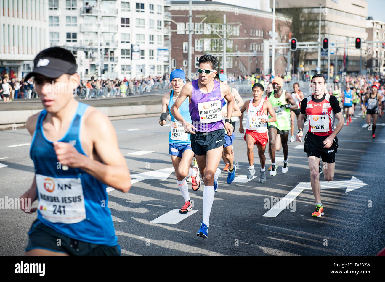 Rotterdam, die Niederlande. 10 Apr, 2016. Die Teilnehmer laufen auf der Erasmus Brücke während der Rotterdam Marathon, kenianische Marius Kipserem das Rennen in persönlichen Besten 2 Stunden, 06 Minuten und 10 Sekunden heraus umrandete Vorjahressieger äthiopischen Salomo Deksisa. Bei den Frauen Contest, Sutume Asefa Kebede ging schnell, über die ersten 5 km in 16:53, eine massive 46 Sekunden vor ihren Verfolgern und auf 2:18 Tempo. Aber Katastrophe der Führer nach 30 km Wenn Sie mit Wurf. Credit: Romy Arroyo Fernandez/Alamy leben Nachrichten Stockfoto Rotterdam, die Niederlande. 10 Apr, 2016. Die Teilnehmer laufen auf der Erasmus Brücke während der Rotterdam Marathon, kenianische Marius Kipserem das Rennen in persönlichen Besten 2 Stunden, 06 Minuten und 10 Sekunden heraus umrandete Vorjahressieger äthiopischen Salomo Deksisa. Bei den Frauen Contest, Sutume Asefa Kebede ging schnell, über die ersten 5 km in 16:53, eine massive 46 Sekunden vor ihren Verfolgern und auf 2:18 Tempo. Aber Katastrophe der Führer nach 30 km Wenn Sie mit Wurf. Credit: Romy Arroyo Fernandez/Alamy leben Nachrichten Stockfoto