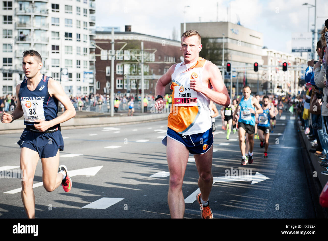 Rotterdam, die Niederlande. 10 Apr, 2016. Die Teilnehmer laufen auf der Erasmus Brücke während der Rotterdam Marathon, kenianische Marius Kipserem das Rennen in persönlichen Besten 2 Stunden, 06 Minuten und 10 Sekunden heraus umrandete Vorjahressieger äthiopischen Salomo Deksisa. Bei den Frauen Contest, Sutume Asefa Kebede ging schnell, über die ersten 5 km in 16:53, eine massive 46 Sekunden vor ihren Verfolgern und auf 2:18 Tempo. Aber Katastrophe der Führer nach 30 km Wenn Sie mit Wurf. Credit: Romy Arroyo Fernandez/Alamy leben Nachrichten Stockfoto Rotterdam, die Niederlande. 10 Apr, 2016. Die Teilnehmer laufen auf der Erasmus Brücke während der Rotterdam Marathon, kenianische Marius Kipserem das Rennen in persönlichen Besten 2 Stunden, 06 Minuten und 10 Sekunden heraus umrandete Vorjahressieger äthiopischen Salomo Deksisa. Bei den Frauen Contest, Sutume Asefa Kebede ging schnell, über die ersten 5 km in 16:53, eine massive 46 Sekunden vor ihren Verfolgern und auf 2:18 Tempo. Aber Katastrophe der Führer nach 30 km Wenn Sie mit Wurf. Credit: Romy Arroyo Fernandez/Alamy leben Nachrichten Stockfoto