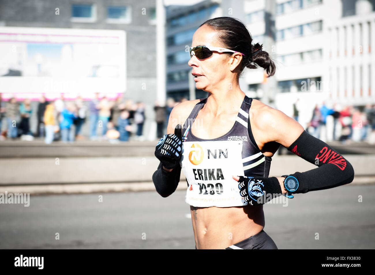 Rotterdam, die Niederlande. 10 Apr, 2016. Die Teilnehmer laufen auf der Erasmus Brücke während der Rotterdam Marathon, kenianische Marius Kipserem das Rennen in persönlichen Besten 2 Stunden, 06 Minuten und 10 Sekunden heraus umrandete Vorjahressieger äthiopischen Salomo Deksisa. Bei den Frauen Contest, Sutume Asefa Kebede ging schnell, über die ersten 5 km in 16:53, eine massive 46 Sekunden vor ihren Verfolgern und auf 2:18 Tempo. Aber Katastrophe der Führer nach 30 km Wenn Sie mit Wurf. Credit: Romy Arroyo Fernandez/Alamy leben Nachrichten Stockfoto Rotterdam, die Niederlande. 10 Apr, 2016. Die Teilnehmer laufen auf der Erasmus Brücke während der Rotterdam Marathon, kenianische Marius Kipserem das Rennen in persönlichen Besten 2 Stunden, 06 Minuten und 10 Sekunden heraus umrandete Vorjahressieger äthiopischen Salomo Deksisa. Bei den Frauen Contest, Sutume Asefa Kebede ging schnell, über die ersten 5 km in 16:53, eine massive 46 Sekunden vor ihren Verfolgern und auf 2:18 Tempo. Aber Katastrophe der Führer nach 30 km Wenn Sie mit Wurf. Credit: Romy Arroyo Fernandez/Alamy leben Nachrichten Stockfoto