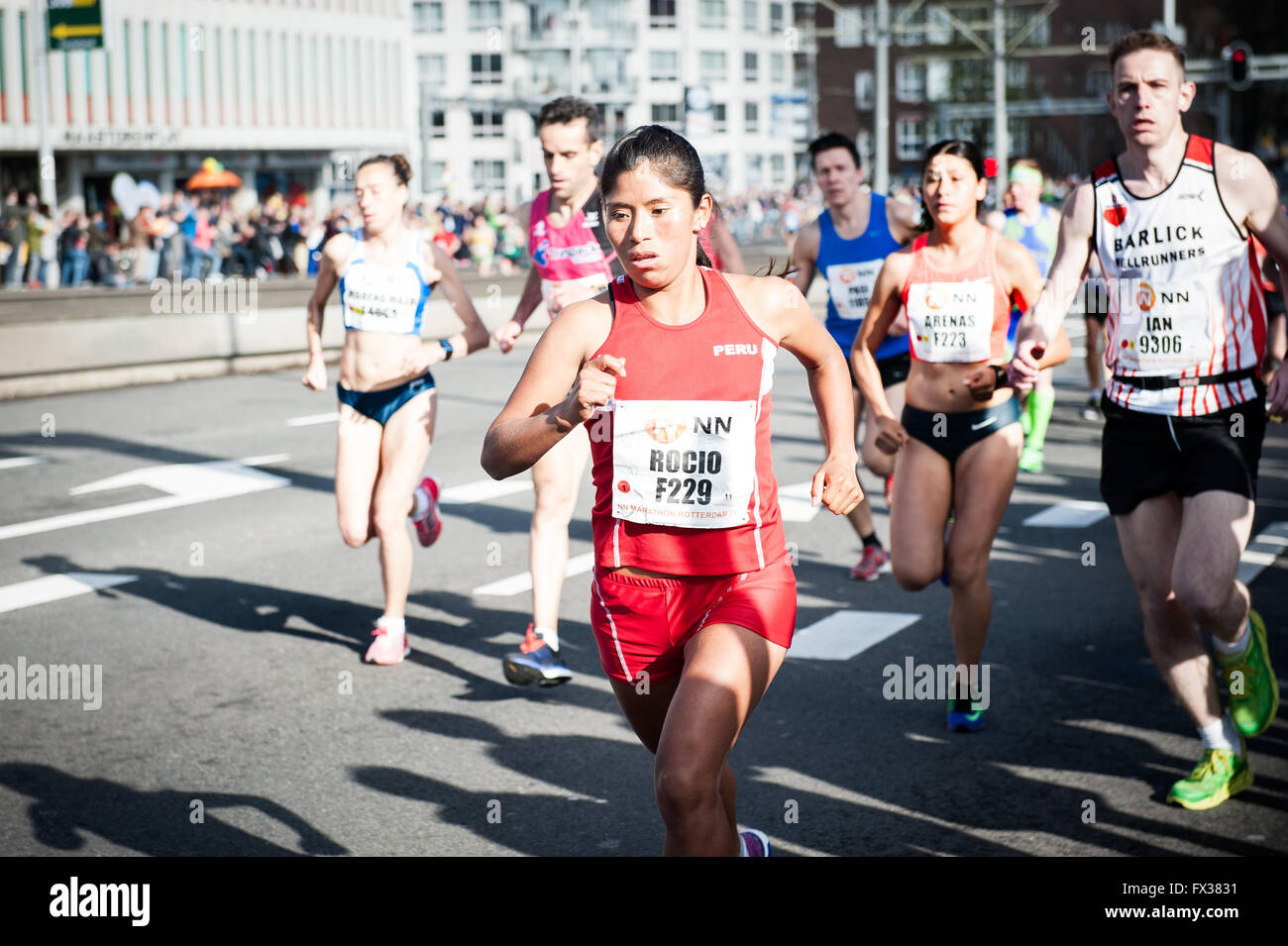 Rotterdam, die Niederlande. 10 Apr, 2016. Die Teilnehmer laufen auf der Erasmus Brücke während der Rotterdam Marathon, kenianische Marius Kipserem das Rennen in persönlichen Besten 2 Stunden, 06 Minuten und 10 Sekunden heraus umrandete Vorjahressieger äthiopischen Salomo Deksisa. Bei den Frauen Contest, Sutume Asefa Kebede ging schnell, über die ersten 5 km in 16:53, eine massive 46 Sekunden vor ihren Verfolgern und auf 2:18 Tempo. Aber Katastrophe der Führer nach 30 km Wenn Sie mit Wurf. Credit: Romy Arroyo Fernandez/Alamy leben Nachrichten Stockfoto Rotterdam, die Niederlande. 10 Apr, 2016. Die Teilnehmer laufen auf der Erasmus Brücke während der Rotterdam Marathon, kenianische Marius Kipserem das Rennen in persönlichen Besten 2 Stunden, 06 Minuten und 10 Sekunden heraus umrandete Vorjahressieger äthiopischen Salomo Deksisa. Bei den Frauen Contest, Sutume Asefa Kebede ging schnell, über die ersten 5 km in 16:53, eine massive 46 Sekunden vor ihren Verfolgern und auf 2:18 Tempo. Aber Katastrophe der Führer nach 30 km Wenn Sie mit Wurf. Credit: Romy Arroyo Fernandez/Alamy leben Nachrichten Stockfoto