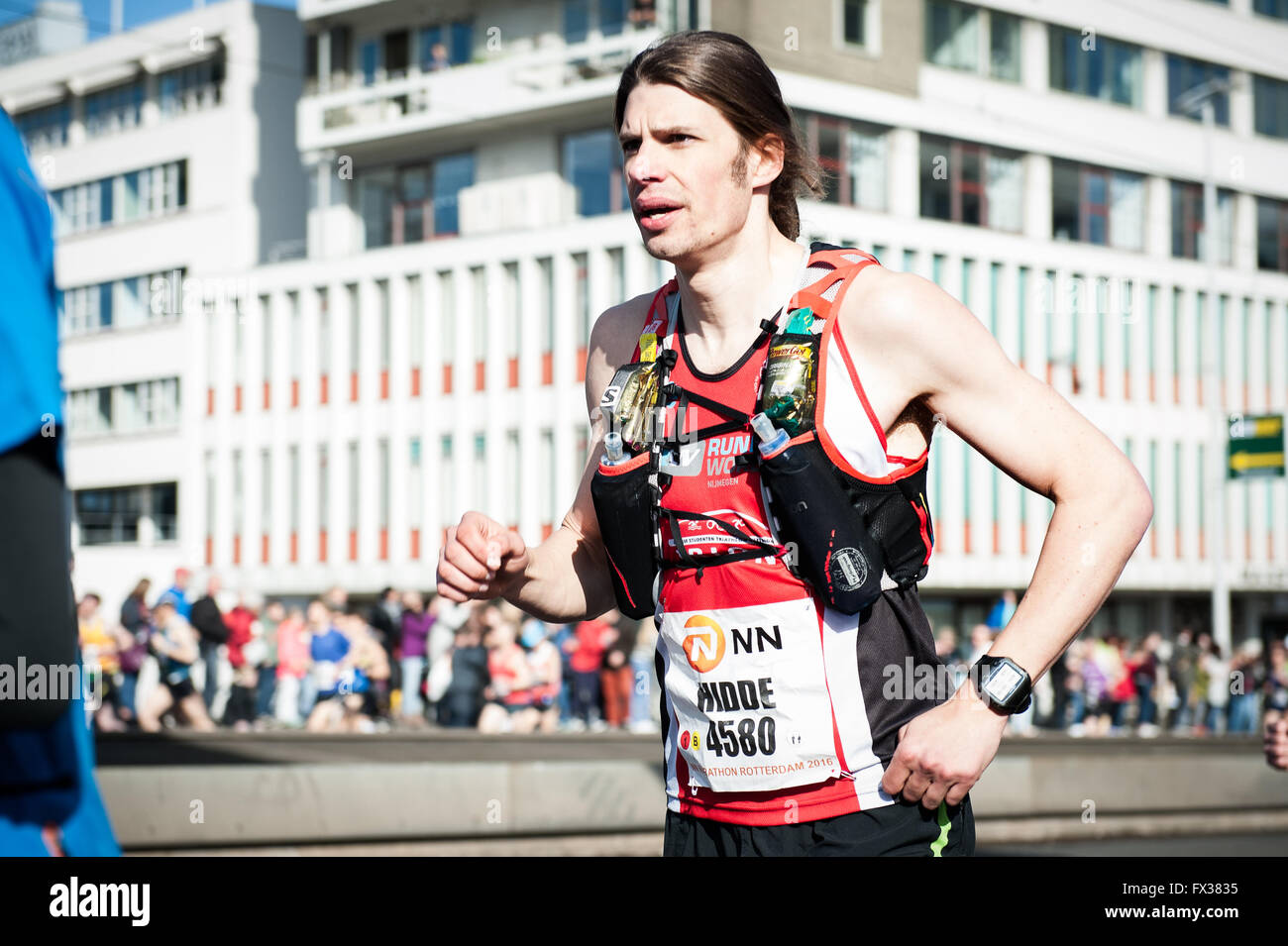 Rotterdam, die Niederlande. 10 Apr, 2016. Die Teilnehmer laufen auf der Erasmus Brücke während der Rotterdam Marathon, kenianische Marius Kipserem das Rennen in persönlichen Besten 2 Stunden, 06 Minuten und 10 Sekunden heraus umrandete Vorjahressieger äthiopischen Salomo Deksisa. Bei den Frauen Contest, Sutume Asefa Kebede ging schnell, über die ersten 5 km in 16:53, eine massive 46 Sekunden vor ihren Verfolgern und auf 2:18 Tempo. Aber Katastrophe der Führer nach 30 km Wenn Sie mit Wurf. Credit: Romy Arroyo Fernandez/Alamy leben Nachrichten Stockfoto Rotterdam, die Niederlande. 10 Apr, 2016. Die Teilnehmer laufen auf der Erasmus Brücke während der Rotterdam Marathon, kenianische Marius Kipserem das Rennen in persönlichen Besten 2 Stunden, 06 Minuten und 10 Sekunden heraus umrandete Vorjahressieger äthiopischen Salomo Deksisa. Bei den Frauen Contest, Sutume Asefa Kebede ging schnell, über die ersten 5 km in 16:53, eine massive 46 Sekunden vor ihren Verfolgern und auf 2:18 Tempo. Aber Katastrophe der Führer nach 30 km Wenn Sie mit Wurf. Credit: Romy Arroyo Fernandez/Alamy leben Nachrichten Stockfoto