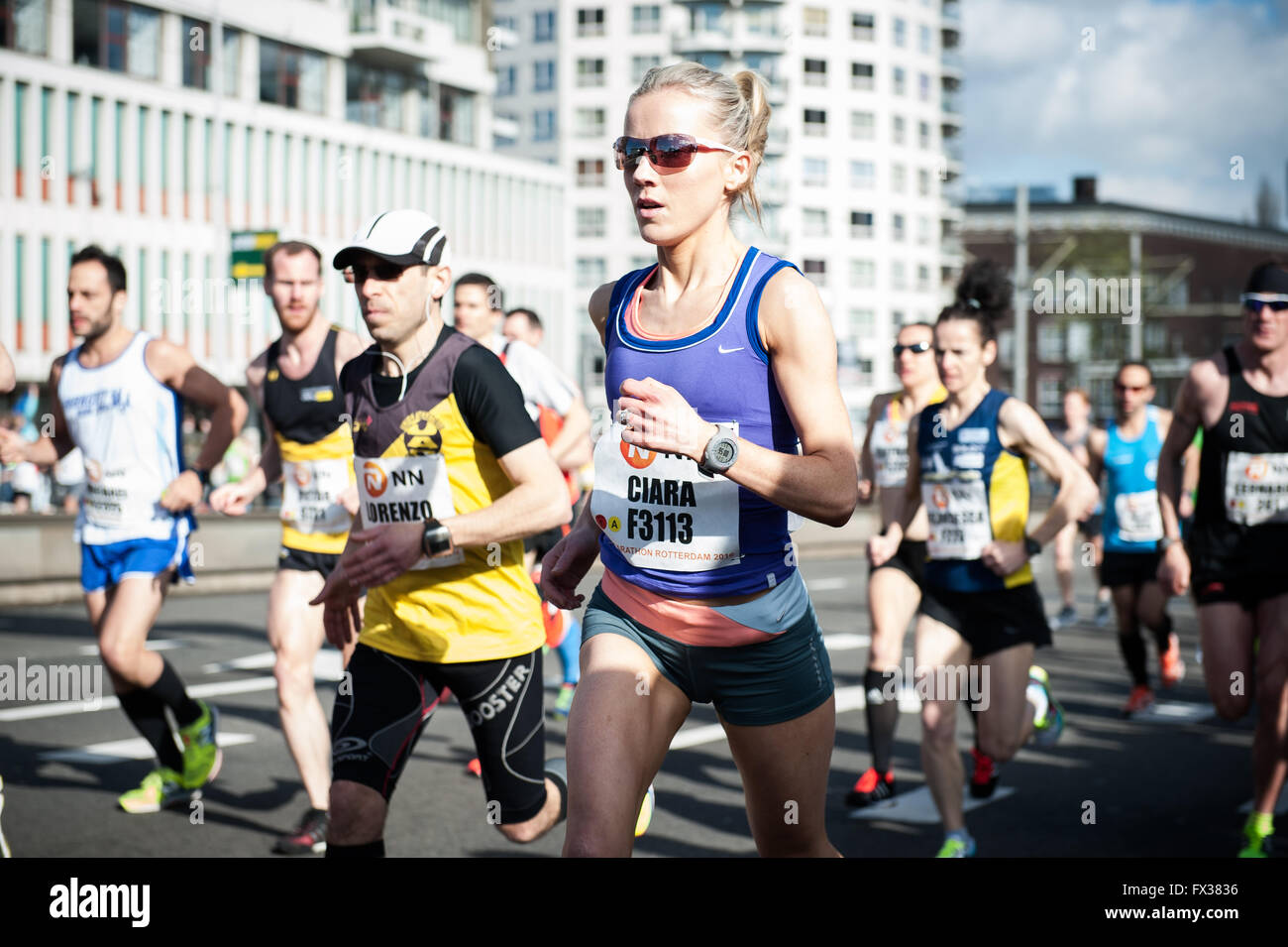 Rotterdam, die Niederlande. 10 Apr, 2016. Die Teilnehmer laufen auf der Erasmus Brücke während der Rotterdam Marathon, kenianische Marius Kipserem das Rennen in persönlichen Besten 2 Stunden, 06 Minuten und 10 Sekunden heraus umrandete Vorjahressieger äthiopischen Salomo Deksisa. Bei den Frauen Contest, Sutume Asefa Kebede ging schnell, über die ersten 5 km in 16:53, eine massive 46 Sekunden vor ihren Verfolgern und auf 2:18 Tempo. Aber Katastrophe der Führer nach 30 km Wenn Sie mit Wurf. Credit: Romy Arroyo Fernandez/Alamy leben Nachrichten Stockfoto Rotterdam, die Niederlande. 10 Apr, 2016. Die Teilnehmer laufen auf der Erasmus Brücke während der Rotterdam Marathon, kenianische Marius Kipserem das Rennen in persönlichen Besten 2 Stunden, 06 Minuten und 10 Sekunden heraus umrandete Vorjahressieger äthiopischen Salomo Deksisa. Bei den Frauen Contest, Sutume Asefa Kebede ging schnell, über die ersten 5 km in 16:53, eine massive 46 Sekunden vor ihren Verfolgern und auf 2:18 Tempo. Aber Katastrophe der Führer nach 30 km Wenn Sie mit Wurf. Credit: Romy Arroyo Fernandez/Alamy leben Nachrichten Stockfoto