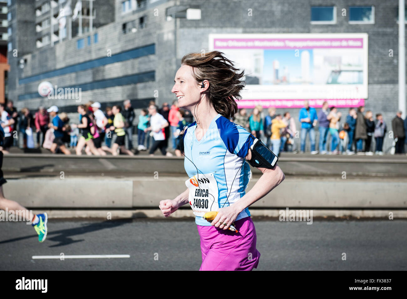 Rotterdam, die Niederlande. 10 Apr, 2016. Die Teilnehmer laufen auf der Erasmus Brücke während der Rotterdam Marathon, kenianische Marius Kipserem das Rennen in persönlichen Besten 2 Stunden, 06 Minuten und 10 Sekunden heraus umrandete Vorjahressieger äthiopischen Salomo Deksisa. Bei den Frauen Contest, Sutume Asefa Kebede ging schnell, über die ersten 5 km in 16:53, eine massive 46 Sekunden vor ihren Verfolgern und auf 2:18 Tempo. Aber Katastrophe der Führer nach 30 km Wenn Sie mit Wurf. Credit: Romy Arroyo Fernandez/Alamy leben Nachrichten Stockfoto Rotterdam, die Niederlande. 10 Apr, 2016. Die Teilnehmer laufen auf der Erasmus Brücke während der Rotterdam Marathon, kenianische Marius Kipserem das Rennen in persönlichen Besten 2 Stunden, 06 Minuten und 10 Sekunden heraus umrandete Vorjahressieger äthiopischen Salomo Deksisa. Bei den Frauen Contest, Sutume Asefa Kebede ging schnell, über die ersten 5 km in 16:53, eine massive 46 Sekunden vor ihren Verfolgern und auf 2:18 Tempo. Aber Katastrophe der Führer nach 30 km Wenn Sie mit Wurf. Credit: Romy Arroyo Fernandez/Alamy leben Nachrichten Stockfoto
