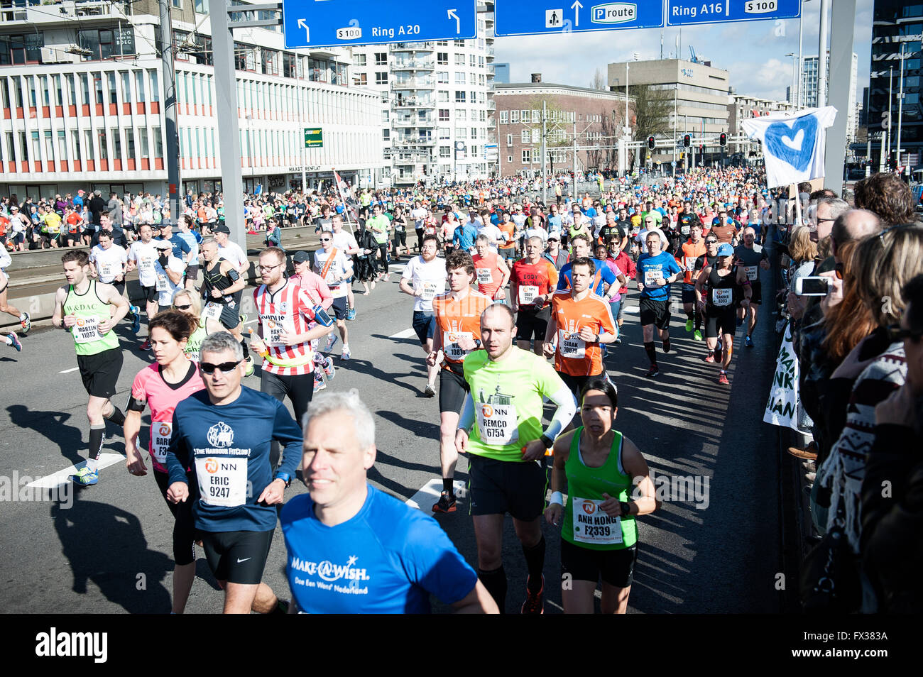 Rotterdam, die Niederlande. 10 Apr, 2016. Die Teilnehmer laufen auf der Erasmus Brücke während der Rotterdam Marathon, kenianische Marius Kipserem das Rennen in persönlichen Besten 2 Stunden, 06 Minuten und 10 Sekunden heraus umrandete Vorjahressieger äthiopischen Salomo Deksisa. Bei den Frauen Contest, Sutume Asefa Kebede ging schnell, über die ersten 5 km in 16:53, eine massive 46 Sekunden vor ihren Verfolgern und auf 2:18 Tempo. Aber Katastrophe der Führer nach 30 km Wenn Sie mit Wurf. Credit: Romy Arroyo Fernandez/Alamy leben Nachrichten Stockfoto