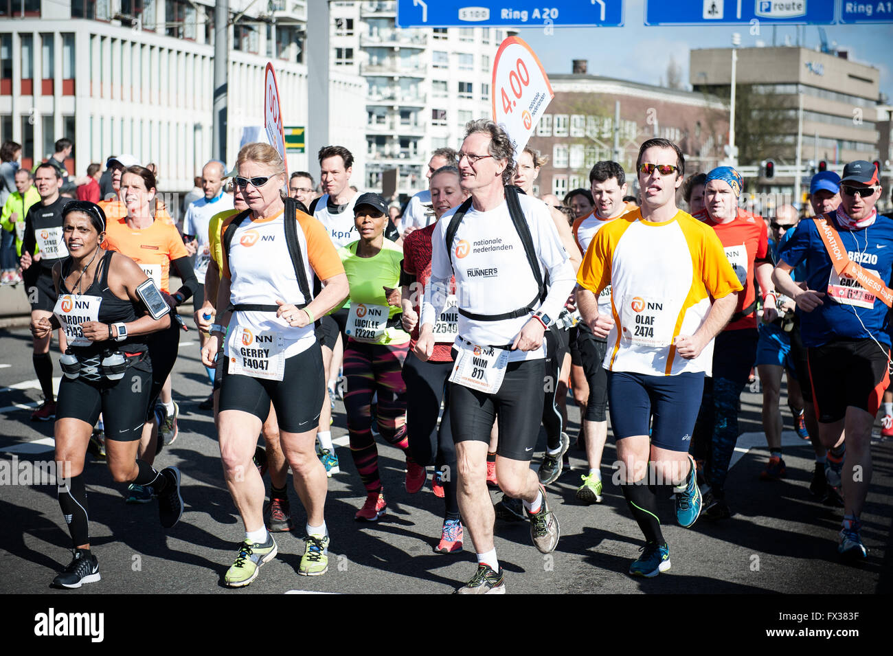 Rotterdam, die Niederlande. 10 Apr, 2016. Die Teilnehmer laufen auf der Erasmus Brücke während der Rotterdam Marathon, kenianische Marius Kipserem das Rennen in persönlichen Besten 2 Stunden, 06 Minuten und 10 Sekunden heraus umrandete Vorjahressieger äthiopischen Salomo Deksisa. Bei den Frauen Contest, Sutume Asefa Kebede ging schnell, über die ersten 5 km in 16:53, eine massive 46 Sekunden vor ihren Verfolgern und auf 2:18 Tempo. Aber Katastrophe der Führer nach 30 km Wenn Sie mit Wurf. Credit: Romy Arroyo Fernandez/Alamy leben Nachrichten Stockfoto Rotterdam, die Niederlande. 10 Apr, 2016. Die Teilnehmer laufen auf der Erasmus Brücke während der Rotterdam Marathon, kenianische Marius Kipserem das Rennen in persönlichen Besten 2 Stunden, 06 Minuten und 10 Sekunden heraus umrandete Vorjahressieger äthiopischen Salomo Deksisa. Bei den Frauen Contest, Sutume Asefa Kebede ging schnell, über die ersten 5 km in 16:53, eine massive 46 Sekunden vor ihren Verfolgern und auf 2:18 Tempo. Aber Katastrophe der Führer nach 30 km Wenn Sie mit Wurf. Credit: Romy Arroyo Fernandez/Alamy leben Nachrichten Stockfoto