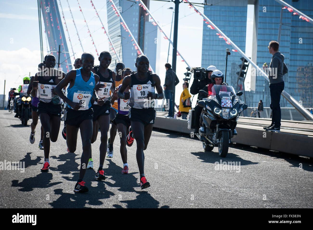 Rotterdam, die Niederlande. 10 Apr, 2016. Die Teilnehmer laufen auf der Erasmus Brücke während der Rotterdam Marathon, kenianische Marius Kipserem das Rennen in persönlichen Besten 2 Stunden, 06 Minuten und 10 Sekunden heraus umrandete Vorjahressieger äthiopischen Salomo Deksisa. Bei den Frauen Contest, Sutume Asefa Kebede ging schnell, über die ersten 5 km in 16:53, eine massive 46 Sekunden vor ihren Verfolgern und auf 2:18 Tempo. Aber Katastrophe der Führer nach 30 km Wenn Sie mit Wurf. Credit: Romy Arroyo Fernandez/Alamy leben Nachrichten Stockfoto Rotterdam, die Niederlande. 10 Apr, 2016. Die Teilnehmer laufen auf der Erasmus Brücke während der Rotterdam Marathon, kenianische Marius Kipserem das Rennen in persönlichen Besten 2 Stunden, 06 Minuten und 10 Sekunden heraus umrandete Vorjahressieger äthiopischen Salomo Deksisa. Bei den Frauen Contest, Sutume Asefa Kebede ging schnell, über die ersten 5 km in 16:53, eine massive 46 Sekunden vor ihren Verfolgern und auf 2:18 Tempo. Aber Katastrophe der Führer nach 30 km Wenn Sie mit Wurf. Credit: Romy Arroyo Fernandez/Alamy leben Nachrichten Stockfoto