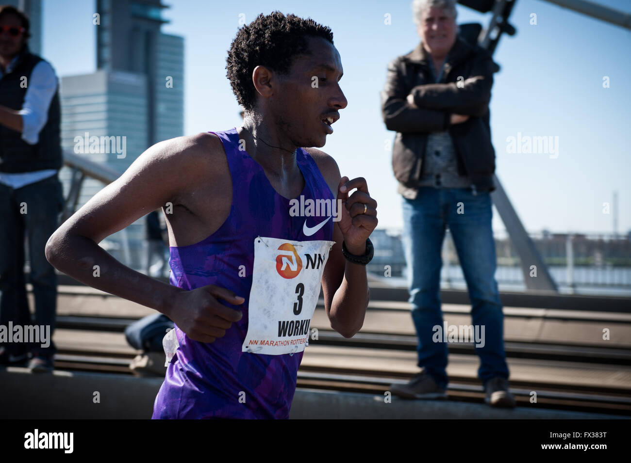Rotterdam, die Niederlande. 10 Apr, 2016. Die Teilnehmer laufen auf der Erasmus Brücke während der Rotterdam Marathon, kenianische Marius Kipserem das Rennen in persönlichen Besten 2 Stunden, 06 Minuten und 10 Sekunden heraus umrandete Vorjahressieger äthiopischen Salomo Deksisa. Bei den Frauen Contest, Sutume Asefa Kebede ging schnell, über die ersten 5 km in 16:53, eine massive 46 Sekunden vor ihren Verfolgern und auf 2:18 Tempo. Aber Katastrophe der Führer nach 30 km Wenn Sie mit Wurf. Credit: Romy Arroyo Fernandez/Alamy leben Nachrichten Stockfoto Rotterdam, die Niederlande. 10 Apr, 2016. Die Teilnehmer laufen auf der Erasmus Brücke während der Rotterdam Marathon, kenianische Marius Kipserem das Rennen in persönlichen Besten 2 Stunden, 06 Minuten und 10 Sekunden heraus umrandete Vorjahressieger äthiopischen Salomo Deksisa. Bei den Frauen Contest, Sutume Asefa Kebede ging schnell, über die ersten 5 km in 16:53, eine massive 46 Sekunden vor ihren Verfolgern und auf 2:18 Tempo. Aber Katastrophe der Führer nach 30 km Wenn Sie mit Wurf. Credit: Romy Arroyo Fernandez/Alamy leben Nachrichten Stockfoto