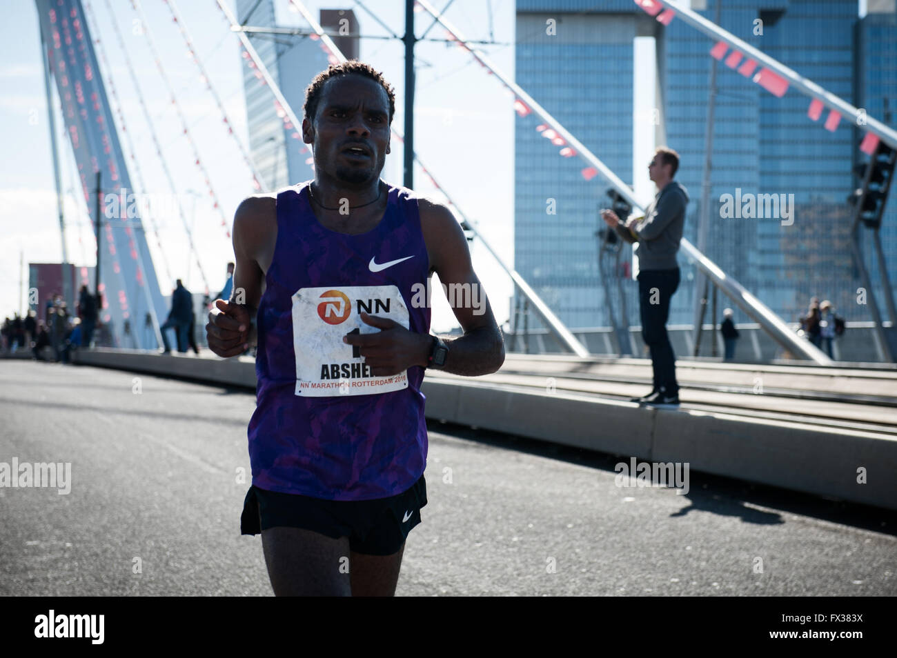 Rotterdam, die Niederlande. 10 Apr, 2016. Die Teilnehmer laufen auf der Erasmus Brücke während der Rotterdam Marathon, kenianische Marius Kipserem das Rennen in persönlichen Besten 2 Stunden, 06 Minuten und 10 Sekunden heraus umrandete Vorjahressieger äthiopischen Salomo Deksisa. Bei den Frauen Contest, Sutume Asefa Kebede ging schnell, über die ersten 5 km in 16:53, eine massive 46 Sekunden vor ihren Verfolgern und auf 2:18 Tempo. Aber Katastrophe der Führer nach 30 km Wenn Sie mit Wurf. Credit: Romy Arroyo Fernandez/Alamy leben Nachrichten Stockfoto Rotterdam, die Niederlande. 10 Apr, 2016. Die Teilnehmer laufen auf der Erasmus Brücke während der Rotterdam Marathon, kenianische Marius Kipserem das Rennen in persönlichen Besten 2 Stunden, 06 Minuten und 10 Sekunden heraus umrandete Vorjahressieger äthiopischen Salomo Deksisa. Bei den Frauen Contest, Sutume Asefa Kebede ging schnell, über die ersten 5 km in 16:53, eine massive 46 Sekunden vor ihren Verfolgern und auf 2:18 Tempo. Aber Katastrophe der Führer nach 30 km Wenn Sie mit Wurf. Credit: Romy Arroyo Fernandez/Alamy leben Nachrichten Stockfoto