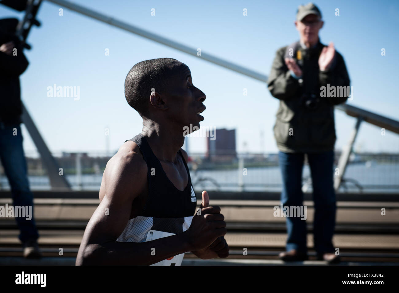 Rotterdam, die Niederlande. 10 Apr, 2016. Die Teilnehmer laufen auf der Erasmus Brücke während der Rotterdam Marathon, kenianische Marius Kipserem das Rennen in persönlichen Besten 2 Stunden, 06 Minuten und 10 Sekunden heraus umrandete Vorjahressieger äthiopischen Salomo Deksisa. Bei den Frauen Contest, Sutume Asefa Kebede ging schnell, über die ersten 5 km in 16:53, eine massive 46 Sekunden vor ihren Verfolgern und auf 2:18 Tempo. Aber Katastrophe der Führer nach 30 km Wenn Sie mit Wurf. Credit: Romy Arroyo Fernandez/Alamy leben Nachrichten Stockfoto Rotterdam, die Niederlande. 10 Apr, 2016. Die Teilnehmer laufen auf der Erasmus Brücke während der Rotterdam Marathon, kenianische Marius Kipserem das Rennen in persönlichen Besten 2 Stunden, 06 Minuten und 10 Sekunden heraus umrandete Vorjahressieger äthiopischen Salomo Deksisa. Bei den Frauen Contest, Sutume Asefa Kebede ging schnell, über die ersten 5 km in 16:53, eine massive 46 Sekunden vor ihren Verfolgern und auf 2:18 Tempo. Aber Katastrophe der Führer nach 30 km Wenn Sie mit Wurf. Credit: Romy Arroyo Fernandez/Alamy leben Nachrichten Stockfoto