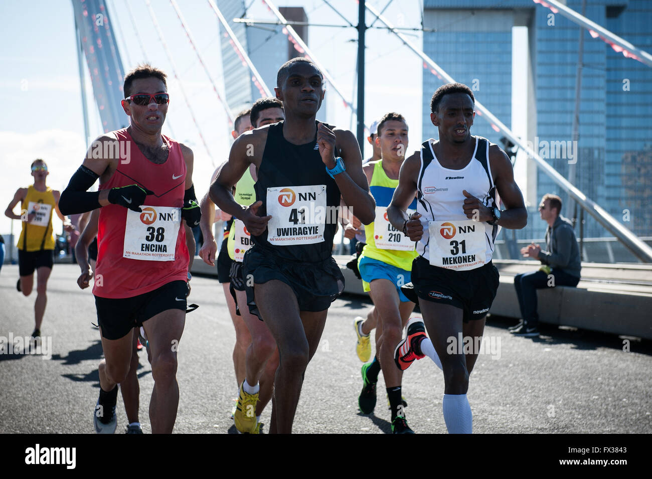 Rotterdam, die Niederlande. 10 Apr, 2016. Die Teilnehmer laufen auf der Erasmus Brücke während der Rotterdam Marathon, kenianische Marius Kipserem das Rennen in persönlichen Besten 2 Stunden, 06 Minuten und 10 Sekunden heraus umrandete Vorjahressieger äthiopischen Salomo Deksisa. Bei den Frauen Contest, Sutume Asefa Kebede ging schnell, über die ersten 5 km in 16:53, eine massive 46 Sekunden vor ihren Verfolgern und auf 2:18 Tempo. Aber Katastrophe der Führer nach 30 km Wenn Sie mit Wurf. Credit: Romy Arroyo Fernandez/Alamy leben Nachrichten Stockfoto Rotterdam, die Niederlande. 10 Apr, 2016. Die Teilnehmer laufen auf der Erasmus Brücke während der Rotterdam Marathon, kenianische Marius Kipserem das Rennen in persönlichen Besten 2 Stunden, 06 Minuten und 10 Sekunden heraus umrandete Vorjahressieger äthiopischen Salomo Deksisa. Bei den Frauen Contest, Sutume Asefa Kebede ging schnell, über die ersten 5 km in 16:53, eine massive 46 Sekunden vor ihren Verfolgern und auf 2:18 Tempo. Aber Katastrophe der Führer nach 30 km Wenn Sie mit Wurf. Credit: Romy Arroyo Fernandez/Alamy leben Nachrichten Stockfoto