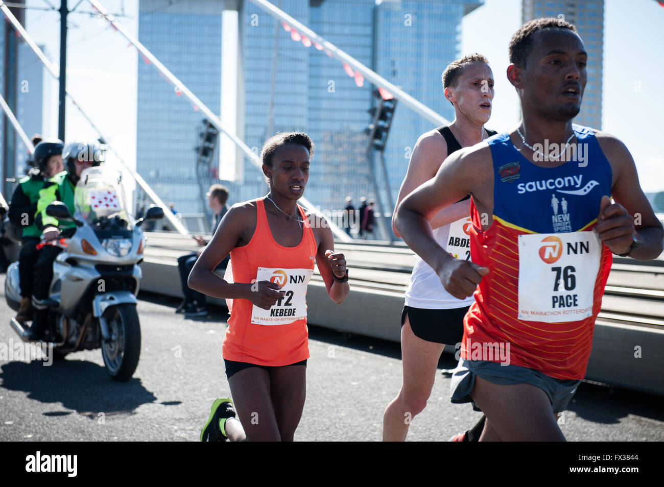 Rotterdam, die Niederlande. 10 Apr, 2016. Die Teilnehmer laufen auf der Erasmus Brücke während der Rotterdam Marathon, kenianische Marius Kipserem das Rennen in persönlichen Besten 2 Stunden, 06 Minuten und 10 Sekunden heraus umrandete Vorjahressieger äthiopischen Salomo Deksisa. Bei den Frauen Contest, Sutume Asefa Kebede ging schnell, über die ersten 5 km in 16:53, eine massive 46 Sekunden vor ihren Verfolgern und auf 2:18 Tempo. Aber Katastrophe der Führer nach 30 km Wenn Sie mit Wurf. Credit: Romy Arroyo Fernandez/Alamy leben Nachrichten Stockfoto Rotterdam, die Niederlande. 10 Apr, 2016. Die Teilnehmer laufen auf der Erasmus Brücke während der Rotterdam Marathon, kenianische Marius Kipserem das Rennen in persönlichen Besten 2 Stunden, 06 Minuten und 10 Sekunden heraus umrandete Vorjahressieger äthiopischen Salomo Deksisa. Bei den Frauen Contest, Sutume Asefa Kebede ging schnell, über die ersten 5 km in 16:53, eine massive 46 Sekunden vor ihren Verfolgern und auf 2:18 Tempo. Aber Katastrophe der Führer nach 30 km Wenn Sie mit Wurf. Credit: Romy Arroyo Fernandez/Alamy leben Nachrichten Stockfoto