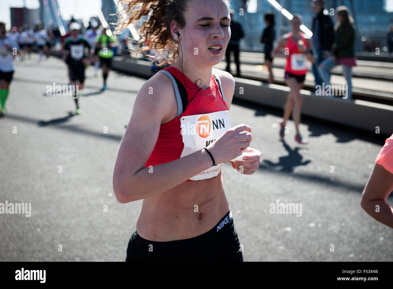 Rotterdam, die Niederlande. 10 Apr, 2016. Die Teilnehmer laufen auf der Erasmus Brücke während der Rotterdam Marathon, kenianische Marius Kipserem das Rennen in persönlichen Besten 2 Stunden, 06 Minuten und 10 Sekunden heraus umrandete Vorjahressieger äthiopischen Salomo Deksisa. Bei den Frauen Contest, Sutume Asefa Kebede ging schnell, über die ersten 5 km in 16:53, eine massive 46 Sekunden vor ihren Verfolgern und auf 2:18 Tempo. Aber Katastrophe der Führer nach 30 km Wenn Sie mit Wurf. Credit: Romy Arroyo Fernandez/Alamy leben Nachrichten Stockfoto Rotterdam, die Niederlande. 10 Apr, 2016. Die Teilnehmer laufen auf der Erasmus Brücke während der Rotterdam Marathon, kenianische Marius Kipserem das Rennen in persönlichen Besten 2 Stunden, 06 Minuten und 10 Sekunden heraus umrandete Vorjahressieger äthiopischen Salomo Deksisa. Bei den Frauen Contest, Sutume Asefa Kebede ging schnell, über die ersten 5 km in 16:53, eine massive 46 Sekunden vor ihren Verfolgern und auf 2:18 Tempo. Aber Katastrophe der Führer nach 30 km Wenn Sie mit Wurf. Credit: Romy Arroyo Fernandez/Alamy leben Nachrichten Stockfoto