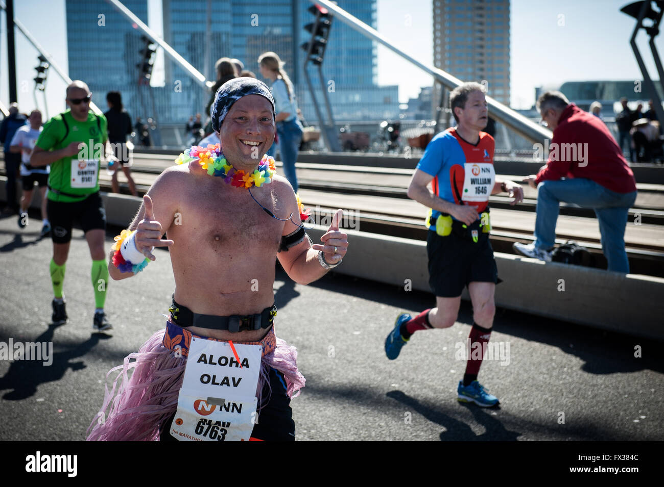 Rotterdam, die Niederlande. 10 Apr, 2016. Die Teilnehmer laufen auf der Erasmus Brücke während der Rotterdam Marathon, kenianische Marius Kipserem das Rennen in persönlichen Besten 2 Stunden, 06 Minuten und 10 Sekunden heraus umrandete Vorjahressieger äthiopischen Salomo Deksisa. Bei den Frauen Contest, Sutume Asefa Kebede ging schnell, über die ersten 5 km in 16:53, eine massive 46 Sekunden vor ihren Verfolgern und auf 2:18 Tempo. Aber Katastrophe der Führer nach 30 km Wenn Sie mit Wurf. Credit: Romy Arroyo Fernandez/Alamy leben Nachrichten Stockfoto Rotterdam, die Niederlande. 10 Apr, 2016. Die Teilnehmer laufen auf der Erasmus Brücke während der Rotterdam Marathon, kenianische Marius Kipserem das Rennen in persönlichen Besten 2 Stunden, 06 Minuten und 10 Sekunden heraus umrandete Vorjahressieger äthiopischen Salomo Deksisa. Bei den Frauen Contest, Sutume Asefa Kebede ging schnell, über die ersten 5 km in 16:53, eine massive 46 Sekunden vor ihren Verfolgern und auf 2:18 Tempo. Aber Katastrophe der Führer nach 30 km Wenn Sie mit Wurf. Credit: Romy Arroyo Fernandez/Alamy leben Nachrichten Stockfoto