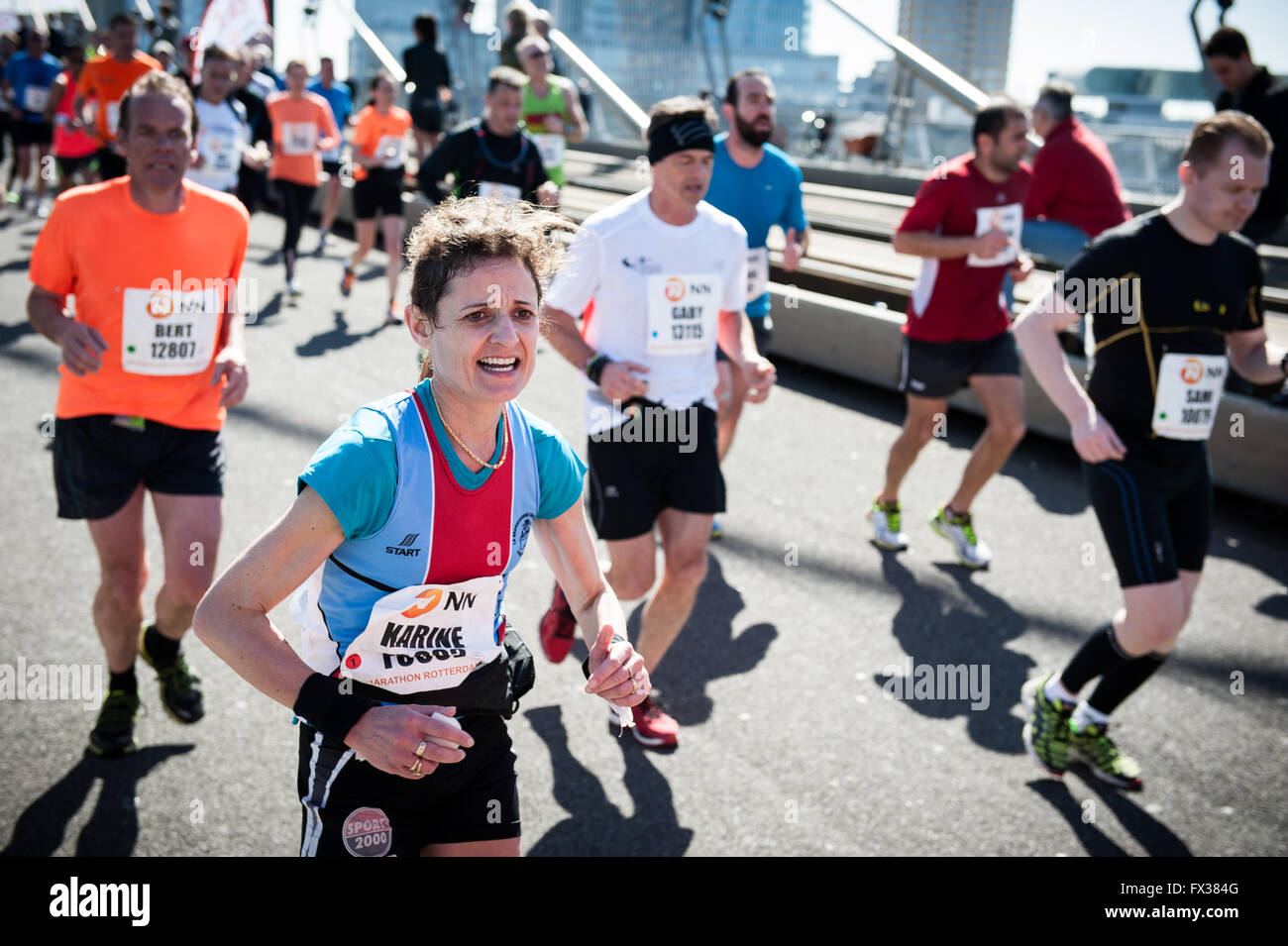 Rotterdam, die Niederlande. 10 Apr, 2016. Die Teilnehmer laufen auf der Erasmus Brücke während der Rotterdam Marathon, kenianische Marius Kipserem das Rennen in persönlichen Besten 2 Stunden, 06 Minuten und 10 Sekunden heraus umrandete Vorjahressieger äthiopischen Salomo Deksisa. Bei den Frauen Contest, Sutume Asefa Kebede ging schnell, über die ersten 5 km in 16:53, eine massive 46 Sekunden vor ihren Verfolgern und auf 2:18 Tempo. Aber Katastrophe der Führer nach 30 km Wenn Sie mit Wurf. Credit: Romy Arroyo Fernandez/Alamy leben Nachrichten Stockfoto Rotterdam, die Niederlande. 10 Apr, 2016. Die Teilnehmer laufen auf der Erasmus Brücke während der Rotterdam Marathon, kenianische Marius Kipserem das Rennen in persönlichen Besten 2 Stunden, 06 Minuten und 10 Sekunden heraus umrandete Vorjahressieger äthiopischen Salomo Deksisa. Bei den Frauen Contest, Sutume Asefa Kebede ging schnell, über die ersten 5 km in 16:53, eine massive 46 Sekunden vor ihren Verfolgern und auf 2:18 Tempo. Aber Katastrophe der Führer nach 30 km Wenn Sie mit Wurf. Credit: Romy Arroyo Fernandez/Alamy leben Nachrichten Stockfoto