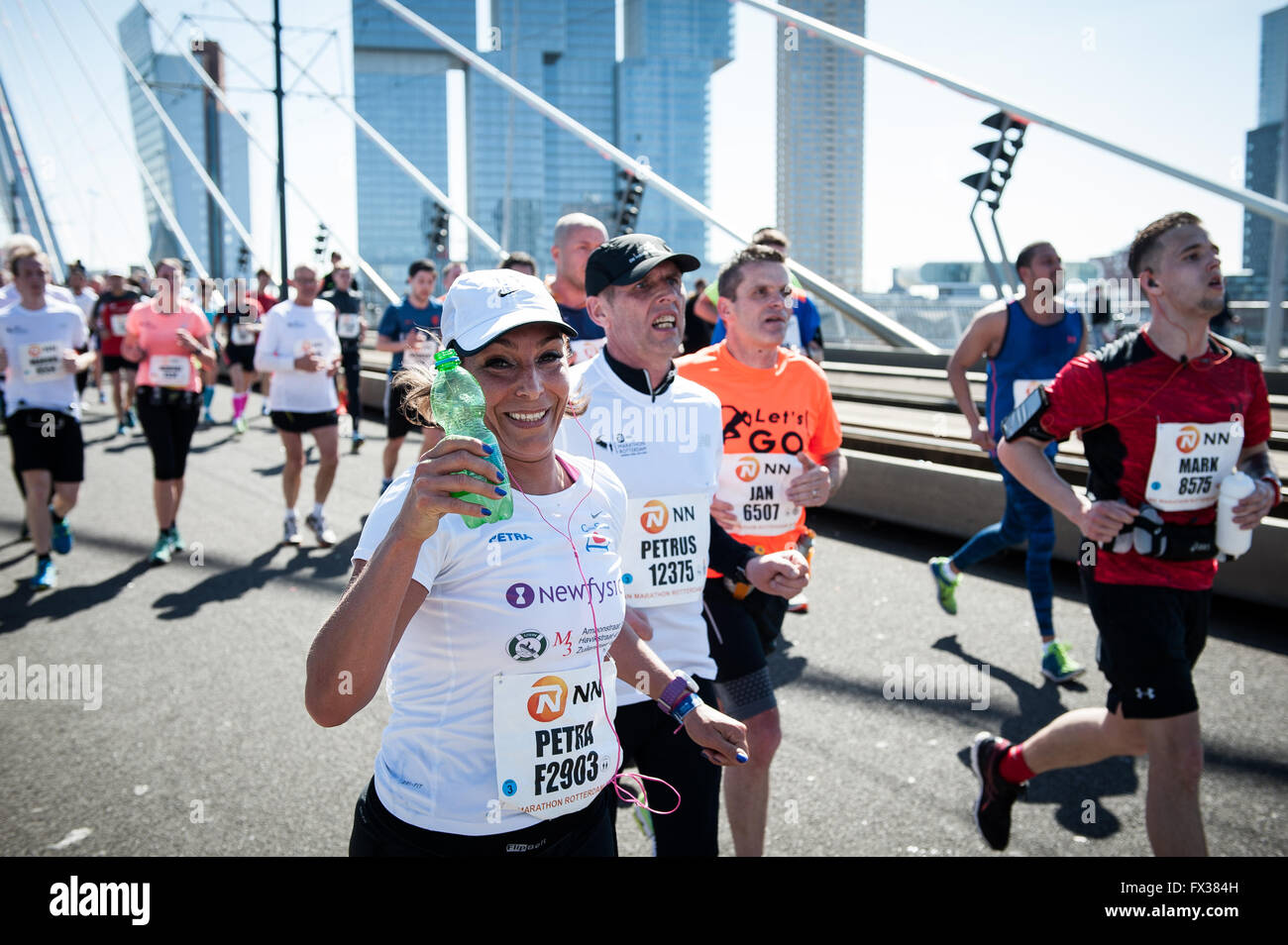 Rotterdam, die Niederlande. 10 Apr, 2016. Die Teilnehmer laufen auf der Erasmus Brücke während der Rotterdam Marathon, kenianische Marius Kipserem das Rennen in persönlichen Besten 2 Stunden, 06 Minuten und 10 Sekunden heraus umrandete Vorjahressieger äthiopischen Salomo Deksisa. Bei den Frauen Contest, Sutume Asefa Kebede ging schnell, über die ersten 5 km in 16:53, eine massive 46 Sekunden vor ihren Verfolgern und auf 2:18 Tempo. Aber Katastrophe der Führer nach 30 km Wenn Sie mit Wurf. Credit: Romy Arroyo Fernandez/Alamy leben Nachrichten Stockfoto Rotterdam, die Niederlande. 10 Apr, 2016. Die Teilnehmer laufen auf der Erasmus Brücke während der Rotterdam Marathon, kenianische Marius Kipserem das Rennen in persönlichen Besten 2 Stunden, 06 Minuten und 10 Sekunden heraus umrandete Vorjahressieger äthiopischen Salomo Deksisa. Bei den Frauen Contest, Sutume Asefa Kebede ging schnell, über die ersten 5 km in 16:53, eine massive 46 Sekunden vor ihren Verfolgern und auf 2:18 Tempo. Aber Katastrophe der Führer nach 30 km Wenn Sie mit Wurf. Credit: Romy Arroyo Fernandez/Alamy leben Nachrichten Stockfoto