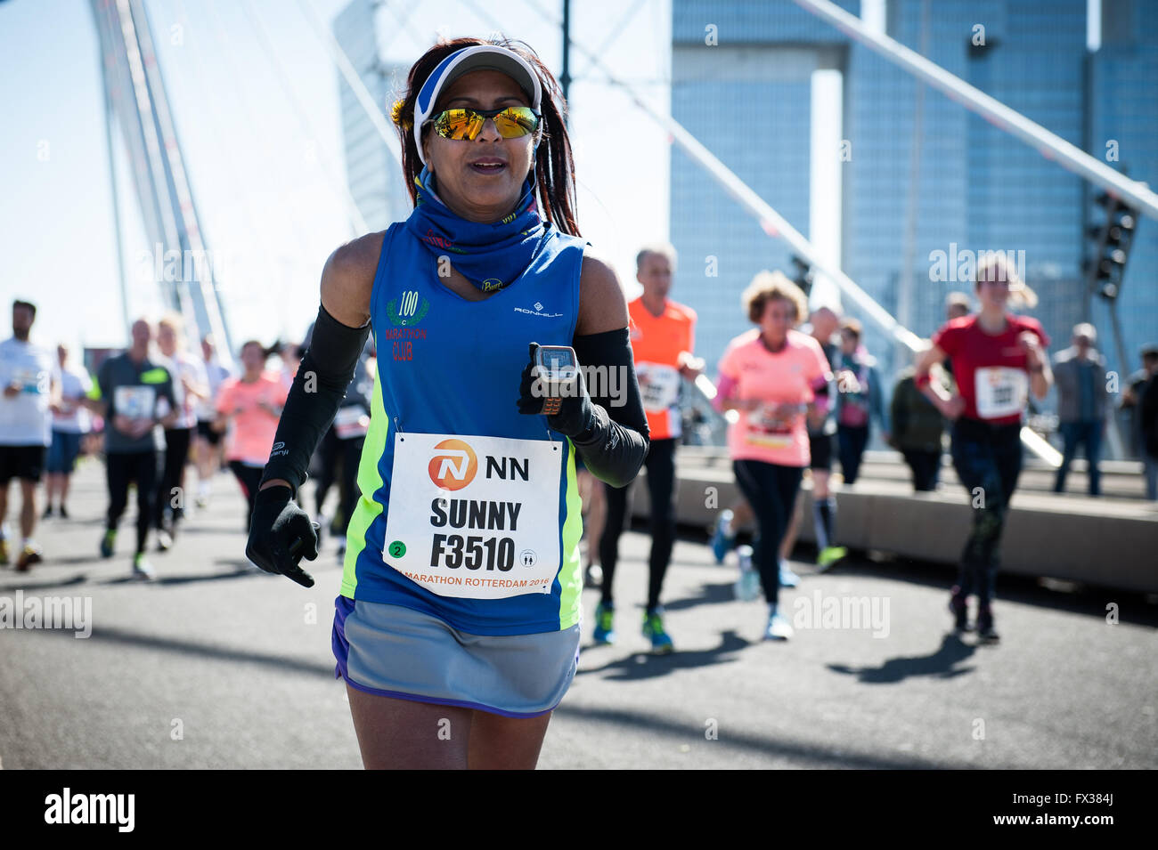 Rotterdam, die Niederlande. 10 Apr, 2016. Die Teilnehmer laufen auf der Erasmus Brücke während der Rotterdam Marathon, kenianische Marius Kipserem das Rennen in persönlichen Besten 2 Stunden, 06 Minuten und 10 Sekunden heraus umrandete Vorjahressieger äthiopischen Salomo Deksisa. Bei den Frauen Contest, Sutume Asefa Kebede ging schnell, über die ersten 5 km in 16:53, eine massive 46 Sekunden vor ihren Verfolgern und auf 2:18 Tempo. Aber Katastrophe der Führer nach 30 km Wenn Sie mit Wurf. Credit: Romy Arroyo Fernandez/Alamy leben Nachrichten Stockfoto Rotterdam, die Niederlande. 10 Apr, 2016. Die Teilnehmer laufen auf der Erasmus Brücke während der Rotterdam Marathon, kenianische Marius Kipserem das Rennen in persönlichen Besten 2 Stunden, 06 Minuten und 10 Sekunden heraus umrandete Vorjahressieger äthiopischen Salomo Deksisa. Bei den Frauen Contest, Sutume Asefa Kebede ging schnell, über die ersten 5 km in 16:53, eine massive 46 Sekunden vor ihren Verfolgern und auf 2:18 Tempo. Aber Katastrophe der Führer nach 30 km Wenn Sie mit Wurf. Credit: Romy Arroyo Fernandez/Alamy leben Nachrichten Stockfoto