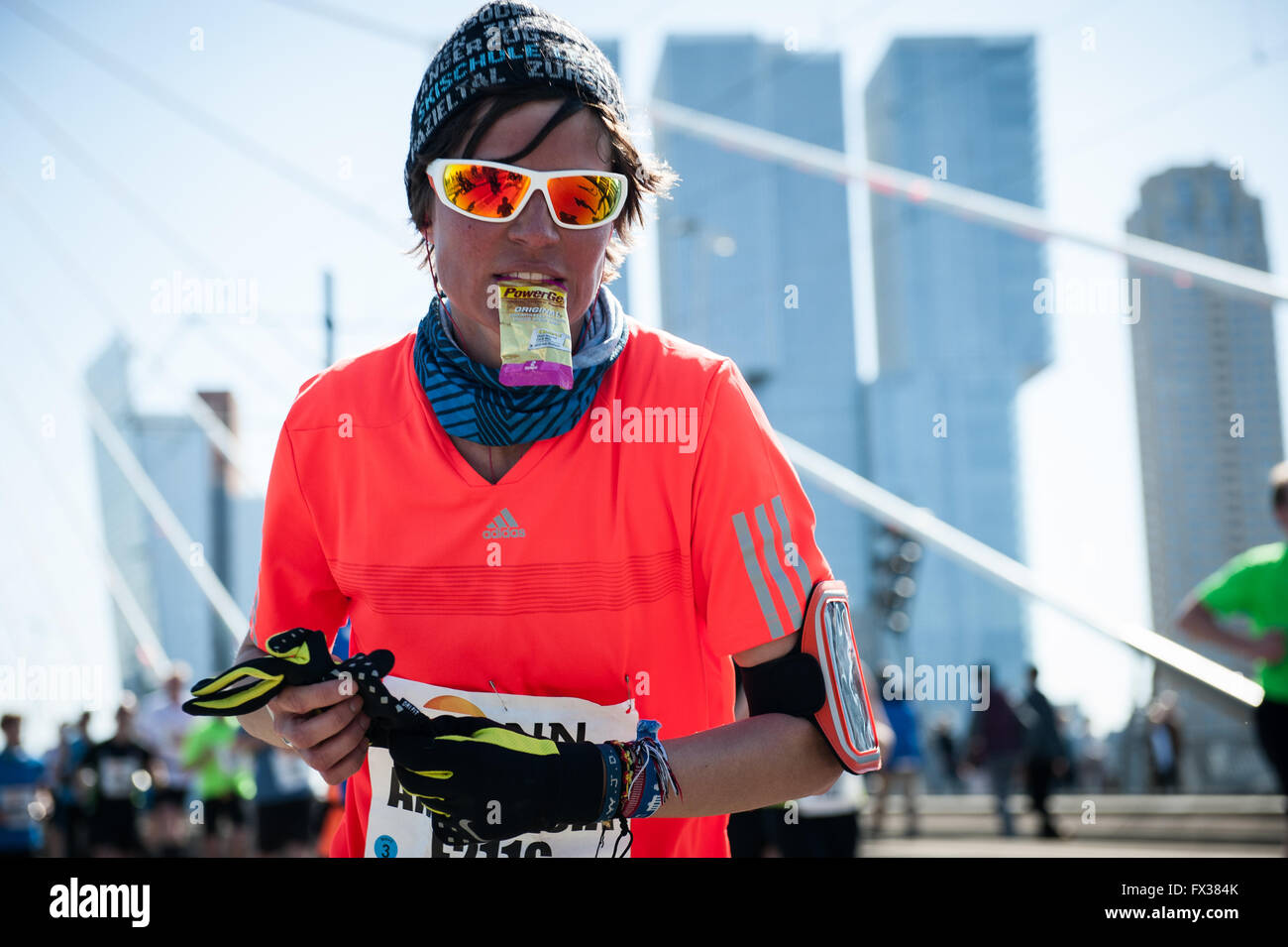 Rotterdam, die Niederlande. 10 Apr, 2016. Die Teilnehmer laufen auf der Erasmus Brücke während der Rotterdam Marathon, kenianische Marius Kipserem das Rennen in persönlichen Besten 2 Stunden, 06 Minuten und 10 Sekunden heraus umrandete Vorjahressieger äthiopischen Salomo Deksisa. Bei den Frauen Contest, Sutume Asefa Kebede ging schnell, über die ersten 5 km in 16:53, eine massive 46 Sekunden vor ihren Verfolgern und auf 2:18 Tempo. Aber Katastrophe der Führer nach 30 km Wenn Sie mit Wurf. Credit: Romy Arroyo Fernandez/Alamy leben Nachrichten Stockfoto Rotterdam, die Niederlande. 10 Apr, 2016. Die Teilnehmer laufen auf der Erasmus Brücke während der Rotterdam Marathon, kenianische Marius Kipserem das Rennen in persönlichen Besten 2 Stunden, 06 Minuten und 10 Sekunden heraus umrandete Vorjahressieger äthiopischen Salomo Deksisa. Bei den Frauen Contest, Sutume Asefa Kebede ging schnell, über die ersten 5 km in 16:53, eine massive 46 Sekunden vor ihren Verfolgern und auf 2:18 Tempo. Aber Katastrophe der Führer nach 30 km Wenn Sie mit Wurf. Credit: Romy Arroyo Fernandez/Alamy leben Nachrichten Stockfoto