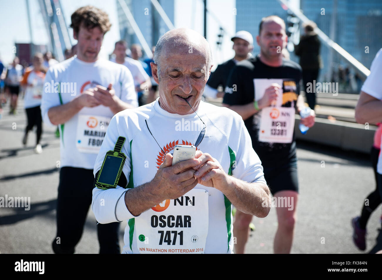 Rotterdam, die Niederlande. 10 Apr, 2016. Die Teilnehmer laufen auf der Erasmus Brücke während der Rotterdam Marathon, kenianische Marius Kipserem das Rennen in persönlichen Besten 2 Stunden, 06 Minuten und 10 Sekunden heraus umrandete Vorjahressieger äthiopischen Salomo Deksisa. Bei den Frauen Contest, Sutume Asefa Kebede ging schnell, über die ersten 5 km in 16:53, eine massive 46 Sekunden vor ihren Verfolgern und auf 2:18 Tempo. Aber Katastrophe der Führer nach 30 km Wenn Sie mit Wurf. Credit: Romy Arroyo Fernandez/Alamy leben Nachrichten Stockfoto Rotterdam, die Niederlande. 10 Apr, 2016. Die Teilnehmer laufen auf der Erasmus Brücke während der Rotterdam Marathon, kenianische Marius Kipserem das Rennen in persönlichen Besten 2 Stunden, 06 Minuten und 10 Sekunden heraus umrandete Vorjahressieger äthiopischen Salomo Deksisa. Bei den Frauen Contest, Sutume Asefa Kebede ging schnell, über die ersten 5 km in 16:53, eine massive 46 Sekunden vor ihren Verfolgern und auf 2:18 Tempo. Aber Katastrophe der Führer nach 30 km Wenn Sie mit Wurf. Credit: Romy Arroyo Fernandez/Alamy leben Nachrichten Stockfoto