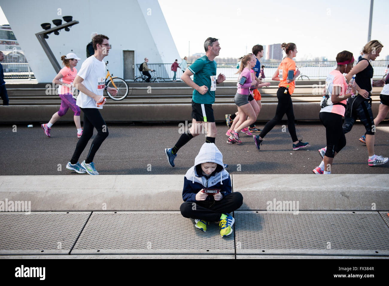 Rotterdam, die Niederlande. 10 Apr, 2016. Die Teilnehmer laufen auf der Erasmus Brücke während der Rotterdam Marathon, kenianische Marius Kipserem das Rennen in persönlichen Besten 2 Stunden, 06 Minuten und 10 Sekunden heraus umrandete Vorjahressieger äthiopischen Salomo Deksisa. Bei den Frauen Contest, Sutume Asefa Kebede ging schnell, über die ersten 5 km in 16:53, eine massive 46 Sekunden vor ihren Verfolgern und auf 2:18 Tempo. Aber Katastrophe der Führer nach 30 km Wenn Sie mit Wurf. Credit: Romy Arroyo Fernandez/Alamy leben Nachrichten Stockfoto Rotterdam, die Niederlande. 10 Apr, 2016. Die Teilnehmer laufen auf der Erasmus Brücke während der Rotterdam Marathon, kenianische Marius Kipserem das Rennen in persönlichen Besten 2 Stunden, 06 Minuten und 10 Sekunden heraus umrandete Vorjahressieger äthiopischen Salomo Deksisa. Bei den Frauen Contest, Sutume Asefa Kebede ging schnell, über die ersten 5 km in 16:53, eine massive 46 Sekunden vor ihren Verfolgern und auf 2:18 Tempo. Aber Katastrophe der Führer nach 30 km Wenn Sie mit Wurf. Credit: Romy Arroyo Fernandez/Alamy leben Nachrichten Stockfoto