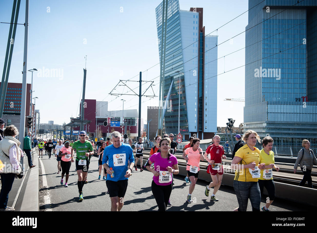 Rotterdam, die Niederlande. 10 Apr, 2016. Die Teilnehmer laufen auf der Erasmus Brücke während der Rotterdam Marathon, kenianische Marius Kipserem das Rennen in persönlichen Besten 2 Stunden, 06 Minuten und 10 Sekunden heraus umrandete Vorjahressieger äthiopischen Salomo Deksisa. Bei den Frauen Contest, Sutume Asefa Kebede ging schnell, über die ersten 5 km in 16:53, eine massive 46 Sekunden vor ihren Verfolgern und auf 2:18 Tempo. Aber Katastrophe der Führer nach 30 km Wenn Sie mit Wurf. Credit: Romy Arroyo Fernandez/Alamy leben Nachrichten Stockfoto Rotterdam, die Niederlande. 10 Apr, 2016. Die Teilnehmer laufen auf der Erasmus Brücke während der Rotterdam Marathon, kenianische Marius Kipserem das Rennen in persönlichen Besten 2 Stunden, 06 Minuten und 10 Sekunden heraus umrandete Vorjahressieger äthiopischen Salomo Deksisa. Bei den Frauen Contest, Sutume Asefa Kebede ging schnell, über die ersten 5 km in 16:53, eine massive 46 Sekunden vor ihren Verfolgern und auf 2:18 Tempo. Aber Katastrophe der Führer nach 30 km Wenn Sie mit Wurf. Credit: Romy Arroyo Fernandez/Alamy leben Nachrichten Stockfoto