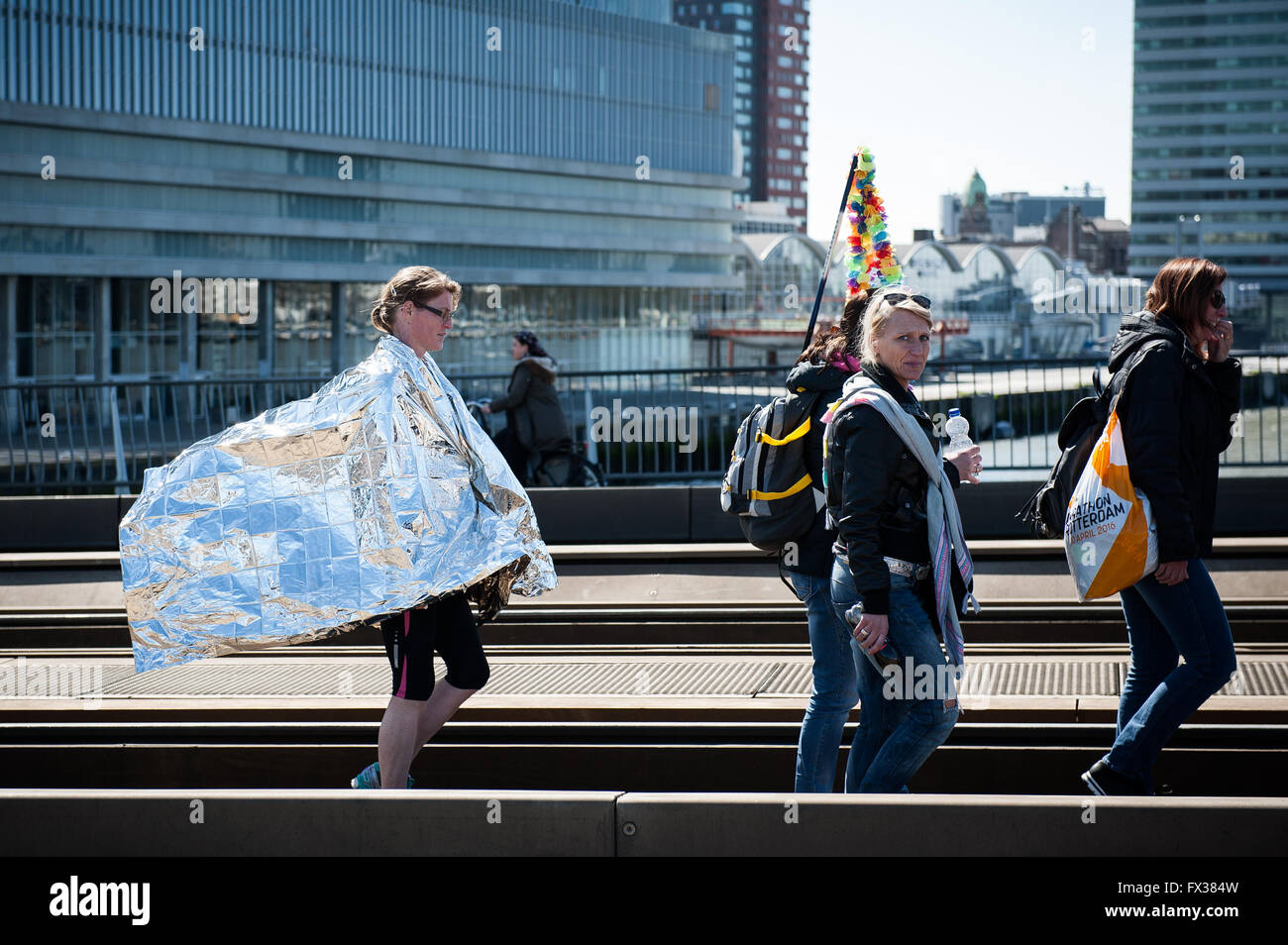 Rotterdam, die Niederlande. 10 Apr, 2016. Die Teilnehmer laufen auf der Erasmus Brücke während der Rotterdam Marathon, kenianische Marius Kipserem das Rennen in persönlichen Besten 2 Stunden, 06 Minuten und 10 Sekunden heraus umrandete Vorjahressieger äthiopischen Salomo Deksisa. Bei den Frauen Contest, Sutume Asefa Kebede ging schnell, über die ersten 5 km in 16:53, eine massive 46 Sekunden vor ihren Verfolgern und auf 2:18 Tempo. Aber Katastrophe der Führer nach 30 km Wenn Sie mit Wurf. Credit: Romy Arroyo Fernandez/Alamy leben Nachrichten Stockfoto Rotterdam, die Niederlande. 10 Apr, 2016. Die Teilnehmer laufen auf der Erasmus Brücke während der Rotterdam Marathon, kenianische Marius Kipserem das Rennen in persönlichen Besten 2 Stunden, 06 Minuten und 10 Sekunden heraus umrandete Vorjahressieger äthiopischen Salomo Deksisa. Bei den Frauen Contest, Sutume Asefa Kebede ging schnell, über die ersten 5 km in 16:53, eine massive 46 Sekunden vor ihren Verfolgern und auf 2:18 Tempo. Aber Katastrophe der Führer nach 30 km Wenn Sie mit Wurf. Credit: Romy Arroyo Fernandez/Alamy leben Nachrichten Stockfoto