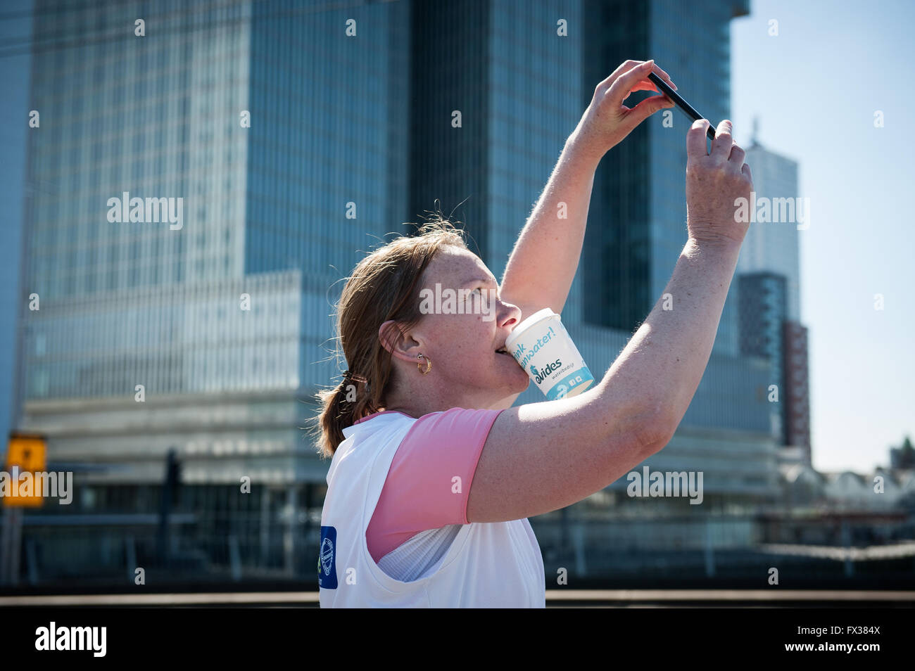 Rotterdam, die Niederlande. 10 Apr, 2016. Die Teilnehmer laufen auf der Erasmus Brücke während der Rotterdam Marathon, kenianische Marius Kipserem das Rennen in persönlichen Besten 2 Stunden, 06 Minuten und 10 Sekunden heraus umrandete Vorjahressieger äthiopischen Salomo Deksisa. Bei den Frauen Contest, Sutume Asefa Kebede ging schnell, über die ersten 5 km in 16:53, eine massive 46 Sekunden vor ihren Verfolgern und auf 2:18 Tempo. Aber Katastrophe der Führer nach 30 km Wenn Sie mit Wurf. Credit: Romy Arroyo Fernandez/Alamy leben Nachrichten Stockfoto Rotterdam, die Niederlande. 10 Apr, 2016. Die Teilnehmer laufen auf der Erasmus Brücke während der Rotterdam Marathon, kenianische Marius Kipserem das Rennen in persönlichen Besten 2 Stunden, 06 Minuten und 10 Sekunden heraus umrandete Vorjahressieger äthiopischen Salomo Deksisa. Bei den Frauen Contest, Sutume Asefa Kebede ging schnell, über die ersten 5 km in 16:53, eine massive 46 Sekunden vor ihren Verfolgern und auf 2:18 Tempo. Aber Katastrophe der Führer nach 30 km Wenn Sie mit Wurf. Credit: Romy Arroyo Fernandez/Alamy leben Nachrichten Stockfoto
