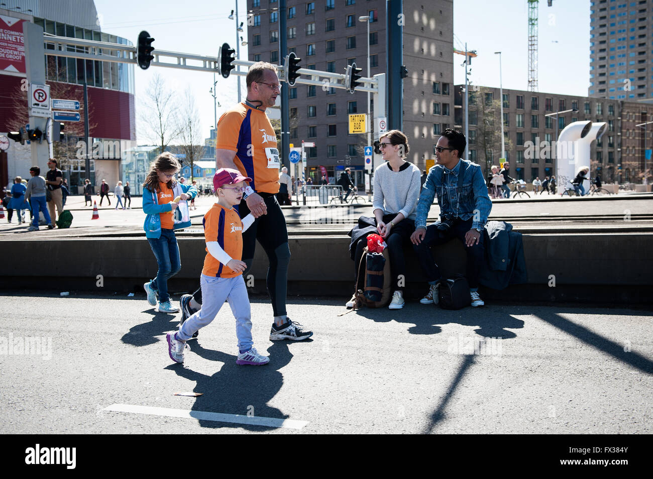 Rotterdam, die Niederlande. 10 Apr, 2016. Die Teilnehmer laufen auf der Erasmus Brücke während der Rotterdam Marathon, kenianische Marius Kipserem das Rennen in persönlichen Besten 2 Stunden, 06 Minuten und 10 Sekunden heraus umrandete Vorjahressieger äthiopischen Salomo Deksisa. Bei den Frauen Contest, Sutume Asefa Kebede ging schnell, über die ersten 5 km in 16:53, eine massive 46 Sekunden vor ihren Verfolgern und auf 2:18 Tempo. Aber Katastrophe der Führer nach 30 km Wenn Sie mit Wurf. Credit: Romy Arroyo Fernandez/Alamy leben Nachrichten Stockfoto Rotterdam, die Niederlande. 10 Apr, 2016. Die Teilnehmer laufen auf der Erasmus Brücke während der Rotterdam Marathon, kenianische Marius Kipserem das Rennen in persönlichen Besten 2 Stunden, 06 Minuten und 10 Sekunden heraus umrandete Vorjahressieger äthiopischen Salomo Deksisa. Bei den Frauen Contest, Sutume Asefa Kebede ging schnell, über die ersten 5 km in 16:53, eine massive 46 Sekunden vor ihren Verfolgern und auf 2:18 Tempo. Aber Katastrophe der Führer nach 30 km Wenn Sie mit Wurf. Credit: Romy Arroyo Fernandez/Alamy leben Nachrichten Stockfoto