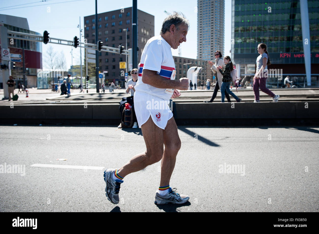 Rotterdam, die Niederlande. 10 Apr, 2016. Die Teilnehmer laufen auf der Erasmus Brücke während der Rotterdam Marathon, kenianische Marius Kipserem das Rennen in persönlichen Besten 2 Stunden, 06 Minuten und 10 Sekunden heraus umrandete Vorjahressieger äthiopischen Salomo Deksisa. Bei den Frauen Contest, Sutume Asefa Kebede ging schnell, über die ersten 5 km in 16:53, eine massive 46 Sekunden vor ihren Verfolgern und auf 2:18 Tempo. Aber Katastrophe der Führer nach 30 km Wenn Sie mit Wurf. Credit: Romy Arroyo Fernandez/Alamy leben Nachrichten Stockfoto Rotterdam, die Niederlande. 10 Apr, 2016. Die Teilnehmer laufen auf der Erasmus Brücke während der Rotterdam Marathon, kenianische Marius Kipserem das Rennen in persönlichen Besten 2 Stunden, 06 Minuten und 10 Sekunden heraus umrandete Vorjahressieger äthiopischen Salomo Deksisa. Bei den Frauen Contest, Sutume Asefa Kebede ging schnell, über die ersten 5 km in 16:53, eine massive 46 Sekunden vor ihren Verfolgern und auf 2:18 Tempo. Aber Katastrophe der Führer nach 30 km Wenn Sie mit Wurf. Credit: Romy Arroyo Fernandez/Alamy leben Nachrichten Stockfoto