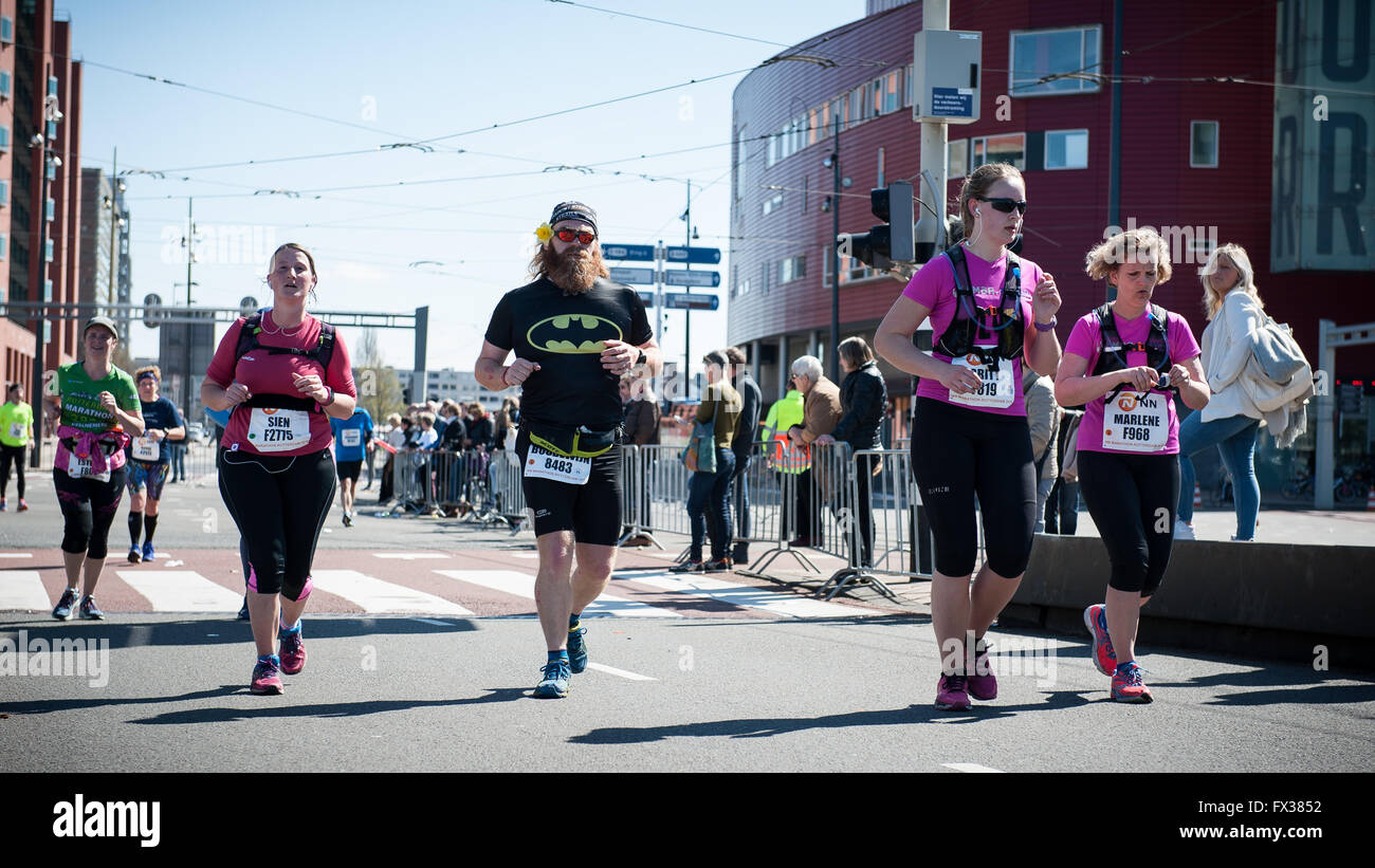 Rotterdam, die Niederlande. 10 Apr, 2016. Die Teilnehmer laufen auf der Erasmus Brücke während der Rotterdam Marathon, kenianische Marius Kipserem das Rennen in persönlichen Besten 2 Stunden, 06 Minuten und 10 Sekunden heraus umrandete Vorjahressieger äthiopischen Salomo Deksisa. Bei den Frauen Contest, Sutume Asefa Kebede ging schnell, über die ersten 5 km in 16:53, eine massive 46 Sekunden vor ihren Verfolgern und auf 2:18 Tempo. Aber Katastrophe der Führer nach 30 km Wenn Sie mit Wurf. Credit: Romy Arroyo Fernandez/Alamy leben Nachrichten Stockfoto Rotterdam, die Niederlande. 10 Apr, 2016. Die Teilnehmer laufen auf der Erasmus Brücke während der Rotterdam Marathon, kenianische Marius Kipserem das Rennen in persönlichen Besten 2 Stunden, 06 Minuten und 10 Sekunden heraus umrandete Vorjahressieger äthiopischen Salomo Deksisa. Bei den Frauen Contest, Sutume Asefa Kebede ging schnell, über die ersten 5 km in 16:53, eine massive 46 Sekunden vor ihren Verfolgern und auf 2:18 Tempo. Aber Katastrophe der Führer nach 30 km Wenn Sie mit Wurf. Credit: Romy Arroyo Fernandez/Alamy leben Nachrichten Stockfoto