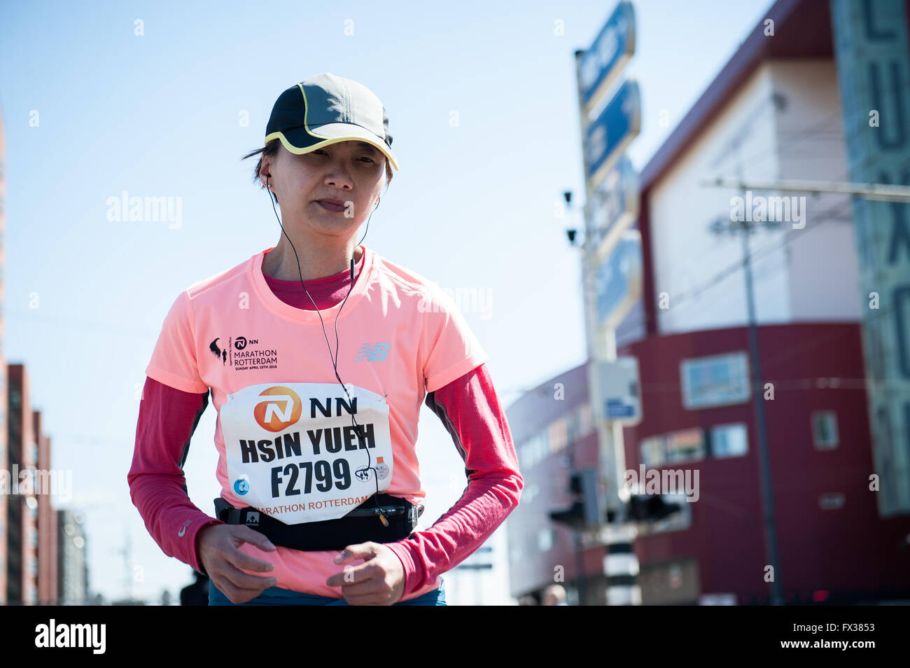 Rotterdam, die Niederlande. 10 Apr, 2016. Die Teilnehmer laufen auf der Erasmus Brücke während der Rotterdam Marathon, kenianische Marius Kipserem das Rennen in persönlichen Besten 2 Stunden, 06 Minuten und 10 Sekunden heraus umrandete Vorjahressieger äthiopischen Salomo Deksisa. Bei den Frauen Contest, Sutume Asefa Kebede ging schnell, über die ersten 5 km in 16:53, eine massive 46 Sekunden vor ihren Verfolgern und auf 2:18 Tempo. Aber Katastrophe der Führer nach 30 km Wenn Sie mit Wurf. Credit: Romy Arroyo Fernandez/Alamy leben Nachrichten Stockfoto Rotterdam, die Niederlande. 10 Apr, 2016. Die Teilnehmer laufen auf der Erasmus Brücke während der Rotterdam Marathon, kenianische Marius Kipserem das Rennen in persönlichen Besten 2 Stunden, 06 Minuten und 10 Sekunden heraus umrandete Vorjahressieger äthiopischen Salomo Deksisa. Bei den Frauen Contest, Sutume Asefa Kebede ging schnell, über die ersten 5 km in 16:53, eine massive 46 Sekunden vor ihren Verfolgern und auf 2:18 Tempo. Aber Katastrophe der Führer nach 30 km Wenn Sie mit Wurf. Credit: Romy Arroyo Fernandez/Alamy leben Nachrichten Stockfoto