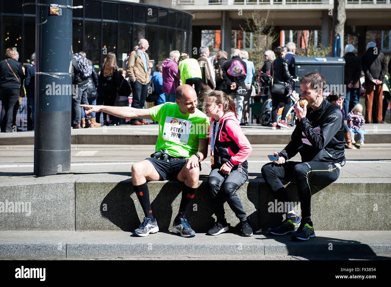 Rotterdam, die Niederlande. 10 Apr, 2016. Die Teilnehmer laufen auf der Erasmus Brücke während der Rotterdam Marathon, kenianische Marius Kipserem das Rennen in persönlichen Besten 2 Stunden, 06 Minuten und 10 Sekunden heraus umrandete Vorjahressieger äthiopischen Salomo Deksisa. Bei den Frauen Contest, Sutume Asefa Kebede ging schnell, über die ersten 5 km in 16:53, eine massive 46 Sekunden vor ihren Verfolgern und auf 2:18 Tempo. Aber Katastrophe der Führer nach 30 km Wenn Sie mit Wurf. Credit: Romy Arroyo Fernandez/Alamy leben Nachrichten Stockfoto