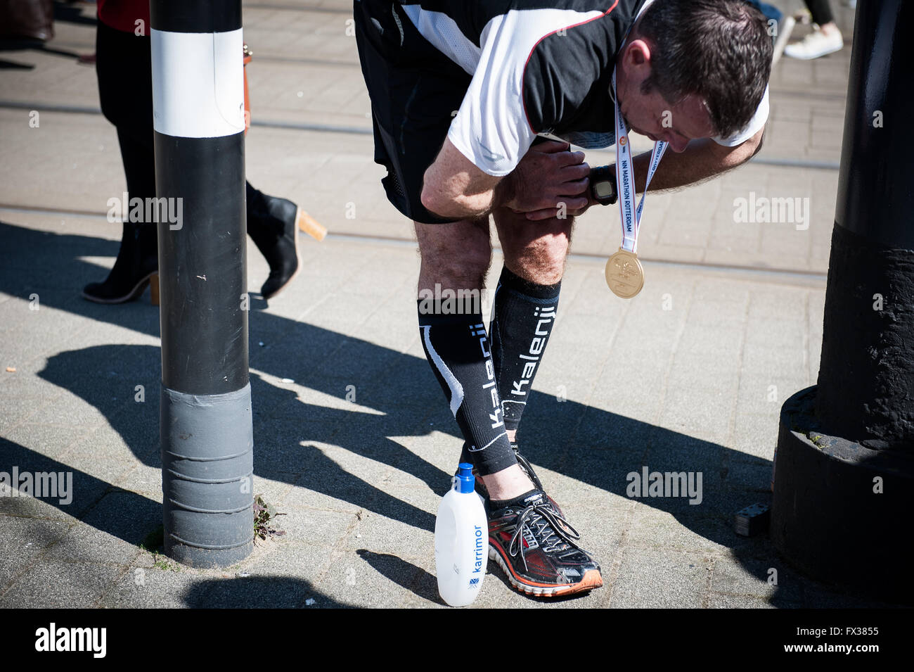Rotterdam, die Niederlande. 10 Apr, 2016. Die Teilnehmer laufen auf der Erasmus Brücke während der Rotterdam Marathon, kenianische Marius Kipserem das Rennen in persönlichen Besten 2 Stunden, 06 Minuten und 10 Sekunden heraus umrandete Vorjahressieger äthiopischen Salomo Deksisa. Bei den Frauen Contest, Sutume Asefa Kebede ging schnell, über die ersten 5 km in 16:53, eine massive 46 Sekunden vor ihren Verfolgern und auf 2:18 Tempo. Aber Katastrophe der Führer nach 30 km Wenn Sie mit Wurf. Credit: Romy Arroyo Fernandez/Alamy leben Nachrichten Stockfoto Rotterdam, die Niederlande. 10 Apr, 2016. Die Teilnehmer laufen auf der Erasmus Brücke während der Rotterdam Marathon, kenianische Marius Kipserem das Rennen in persönlichen Besten 2 Stunden, 06 Minuten und 10 Sekunden heraus umrandete Vorjahressieger äthiopischen Salomo Deksisa. Bei den Frauen Contest, Sutume Asefa Kebede ging schnell, über die ersten 5 km in 16:53, eine massive 46 Sekunden vor ihren Verfolgern und auf 2:18 Tempo. Aber Katastrophe der Führer nach 30 km Wenn Sie mit Wurf. Credit: Romy Arroyo Fernandez/Alamy leben Nachrichten Stockfoto
