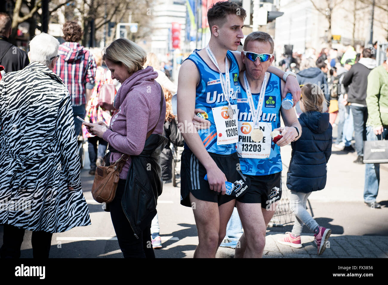 Rotterdam, die Niederlande. 10 Apr, 2016. Die Teilnehmer laufen auf der Erasmus Brücke während der Rotterdam Marathon, kenianische Marius Kipserem das Rennen in persönlichen Besten 2 Stunden, 06 Minuten und 10 Sekunden heraus umrandete Vorjahressieger äthiopischen Salomo Deksisa. Bei den Frauen Contest, Sutume Asefa Kebede ging schnell, über die ersten 5 km in 16:53, eine massive 46 Sekunden vor ihren Verfolgern und auf 2:18 Tempo. Aber Katastrophe der Führer nach 30 km Wenn Sie mit Wurf. Credit: Romy Arroyo Fernandez/Alamy leben Nachrichten Stockfoto Rotterdam, die Niederlande. 10 Apr, 2016. Die Teilnehmer laufen auf der Erasmus Brücke während der Rotterdam Marathon, kenianische Marius Kipserem das Rennen in persönlichen Besten 2 Stunden, 06 Minuten und 10 Sekunden heraus umrandete Vorjahressieger äthiopischen Salomo Deksisa. Bei den Frauen Contest, Sutume Asefa Kebede ging schnell, über die ersten 5 km in 16:53, eine massive 46 Sekunden vor ihren Verfolgern und auf 2:18 Tempo. Aber Katastrophe der Führer nach 30 km Wenn Sie mit Wurf. Credit: Romy Arroyo Fernandez/Alamy leben Nachrichten Stockfoto