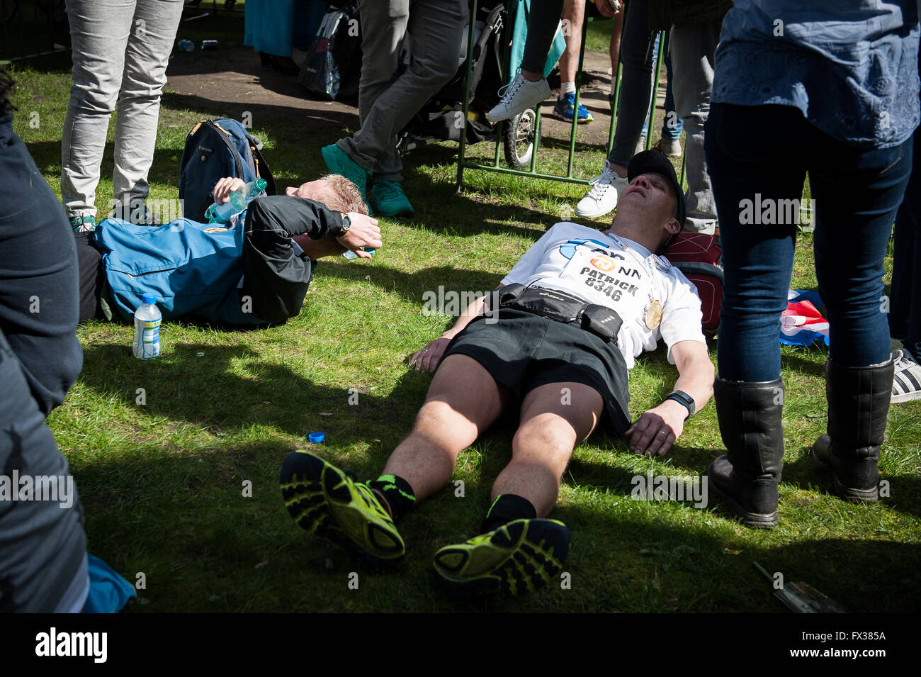 Rotterdam, die Niederlande. 10 Apr, 2016. Die Teilnehmer laufen auf der Erasmus Brücke während der Rotterdam Marathon, kenianische Marius Kipserem das Rennen in persönlichen Besten 2 Stunden, 06 Minuten und 10 Sekunden heraus umrandete Vorjahressieger äthiopischen Salomo Deksisa. Bei den Frauen Contest, Sutume Asefa Kebede ging schnell, über die ersten 5 km in 16:53, eine massive 46 Sekunden vor ihren Verfolgern und auf 2:18 Tempo. Aber Katastrophe der Führer nach 30 km Wenn Sie mit Wurf. Credit: Romy Arroyo Fernandez/Alamy leben Nachrichten Stockfoto Rotterdam, die Niederlande. 10 Apr, 2016. Die Teilnehmer laufen auf der Erasmus Brücke während der Rotterdam Marathon, kenianische Marius Kipserem das Rennen in persönlichen Besten 2 Stunden, 06 Minuten und 10 Sekunden heraus umrandete Vorjahressieger äthiopischen Salomo Deksisa. Bei den Frauen Contest, Sutume Asefa Kebede ging schnell, über die ersten 5 km in 16:53, eine massive 46 Sekunden vor ihren Verfolgern und auf 2:18 Tempo. Aber Katastrophe der Führer nach 30 km Wenn Sie mit Wurf. Credit: Romy Arroyo Fernandez/Alamy leben Nachrichten Stockfoto