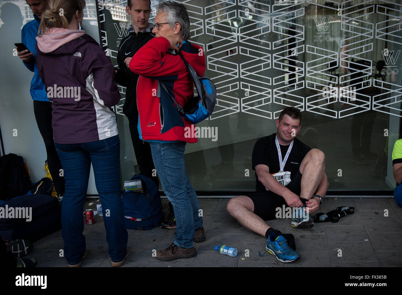Rotterdam, die Niederlande. 10 Apr, 2016. Die Teilnehmer laufen auf der Erasmus Brücke während der Rotterdam Marathon, kenianische Marius Kipserem das Rennen in persönlichen Besten 2 Stunden, 06 Minuten und 10 Sekunden heraus umrandete Vorjahressieger äthiopischen Salomo Deksisa. Bei den Frauen Contest, Sutume Asefa Kebede ging schnell, über die ersten 5 km in 16:53, eine massive 46 Sekunden vor ihren Verfolgern und auf 2:18 Tempo. Aber Katastrophe der Führer nach 30 km Wenn Sie mit Wurf. Credit: Romy Arroyo Fernandez/Alamy leben Nachrichten Stockfoto Rotterdam, die Niederlande. 10 Apr, 2016. Die Teilnehmer laufen auf der Erasmus Brücke während der Rotterdam Marathon, kenianische Marius Kipserem das Rennen in persönlichen Besten 2 Stunden, 06 Minuten und 10 Sekunden heraus umrandete Vorjahressieger äthiopischen Salomo Deksisa. Bei den Frauen Contest, Sutume Asefa Kebede ging schnell, über die ersten 5 km in 16:53, eine massive 46 Sekunden vor ihren Verfolgern und auf 2:18 Tempo. Aber Katastrophe der Führer nach 30 km Wenn Sie mit Wurf. Credit: Romy Arroyo Fernandez/Alamy leben Nachrichten Stockfoto