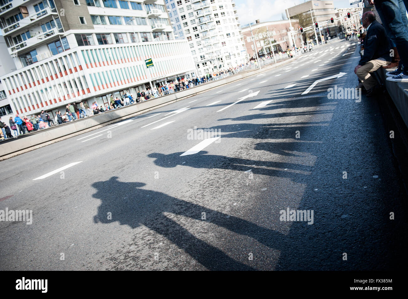 Rotterdam, die Niederlande. 10 Apr, 2016. Die Teilnehmer laufen auf der Erasmus Brücke während der Rotterdam Marathon, kenianische Marius Kipserem das Rennen in persönlichen Besten 2 Stunden, 06 Minuten und 10 Sekunden heraus umrandete Vorjahressieger äthiopischen Salomo Deksisa. Bei den Frauen Contest, Sutume Asefa Kebede ging schnell, über die ersten 5 km in 16:53, eine massive 46 Sekunden vor ihren Verfolgern und auf 2:18 Tempo. Aber Katastrophe der Führer nach 30 km Wenn Sie mit Wurf. Credit: Romy Arroyo Fernandez/Alamy leben Nachrichten Stockfoto Rotterdam, die Niederlande. 10 Apr, 2016. Die Teilnehmer laufen auf der Erasmus Brücke während der Rotterdam Marathon, kenianische Marius Kipserem das Rennen in persönlichen Besten 2 Stunden, 06 Minuten und 10 Sekunden heraus umrandete Vorjahressieger äthiopischen Salomo Deksisa. Bei den Frauen Contest, Sutume Asefa Kebede ging schnell, über die ersten 5 km in 16:53, eine massive 46 Sekunden vor ihren Verfolgern und auf 2:18 Tempo. Aber Katastrophe der Führer nach 30 km Wenn Sie mit Wurf. Credit: Romy Arroyo Fernandez/Alamy leben Nachrichten Stockfoto