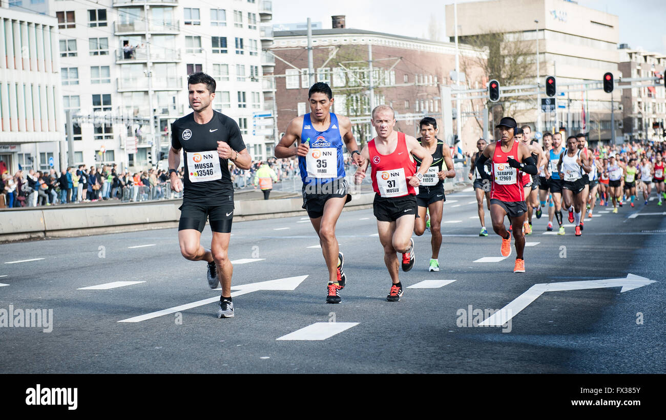 Rotterdam, die Niederlande. 10 Apr, 2016. Die Teilnehmer laufen auf der Erasmus Brücke während der Rotterdam Marathon, kenianische Marius Kipserem das Rennen in persönlichen Besten 2 Stunden, 06 Minuten und 10 Sekunden heraus umrandete Vorjahressieger äthiopischen Salomo Deksisa. Bei den Frauen Contest, Sutume Asefa Kebede ging schnell, über die ersten 5 km in 16:53, eine massive 46 Sekunden vor ihren Verfolgern und auf 2:18 Tempo. Aber Katastrophe der Führer nach 30 km Wenn Sie mit Wurf. Credit: Romy Arroyo Fernandez/Alamy leben Nachrichten Stockfoto Rotterdam, die Niederlande. 10 Apr, 2016. Die Teilnehmer laufen auf der Erasmus Brücke während der Rotterdam Marathon, kenianische Marius Kipserem das Rennen in persönlichen Besten 2 Stunden, 06 Minuten und 10 Sekunden heraus umrandete Vorjahressieger äthiopischen Salomo Deksisa. Bei den Frauen Contest, Sutume Asefa Kebede ging schnell, über die ersten 5 km in 16:53, eine massive 46 Sekunden vor ihren Verfolgern und auf 2:18 Tempo. Aber Katastrophe der Führer nach 30 km Wenn Sie mit Wurf. Credit: Romy Arroyo Fernandez/Alamy leben Nachrichten Stockfoto