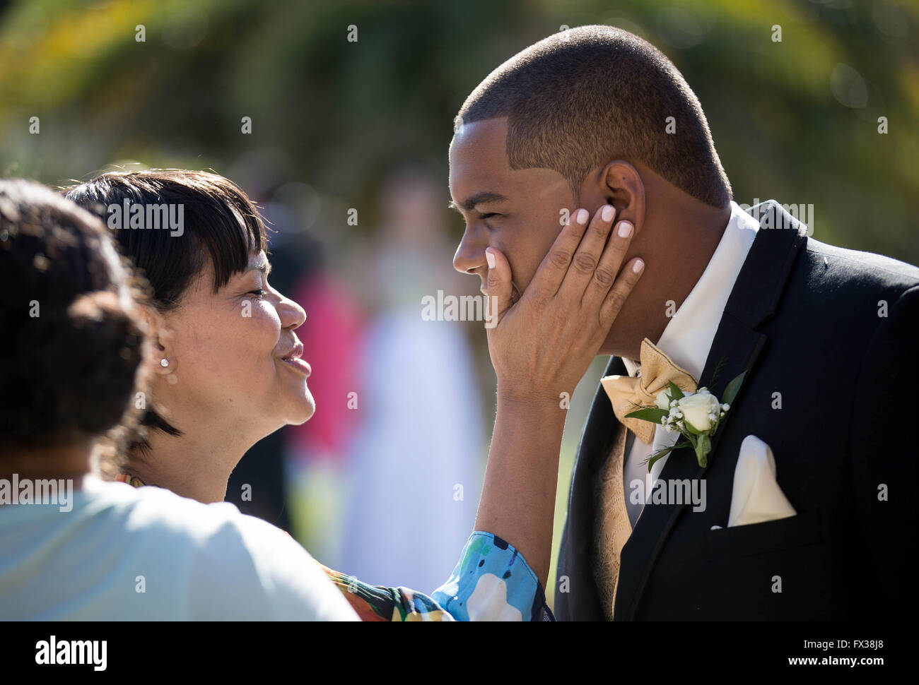 West Palm Beach, Florida, USA. 10. April 2016. Jonathan Ramilo spricht mit seiner Mutter, die Mercedes Ramilo nachdem er auf einer Pre-Prom Party abgesetzt. © Allen Eyestone/der Palm Beach Post/ZUMA Draht/Alamy Live-Nachrichten Stockfoto