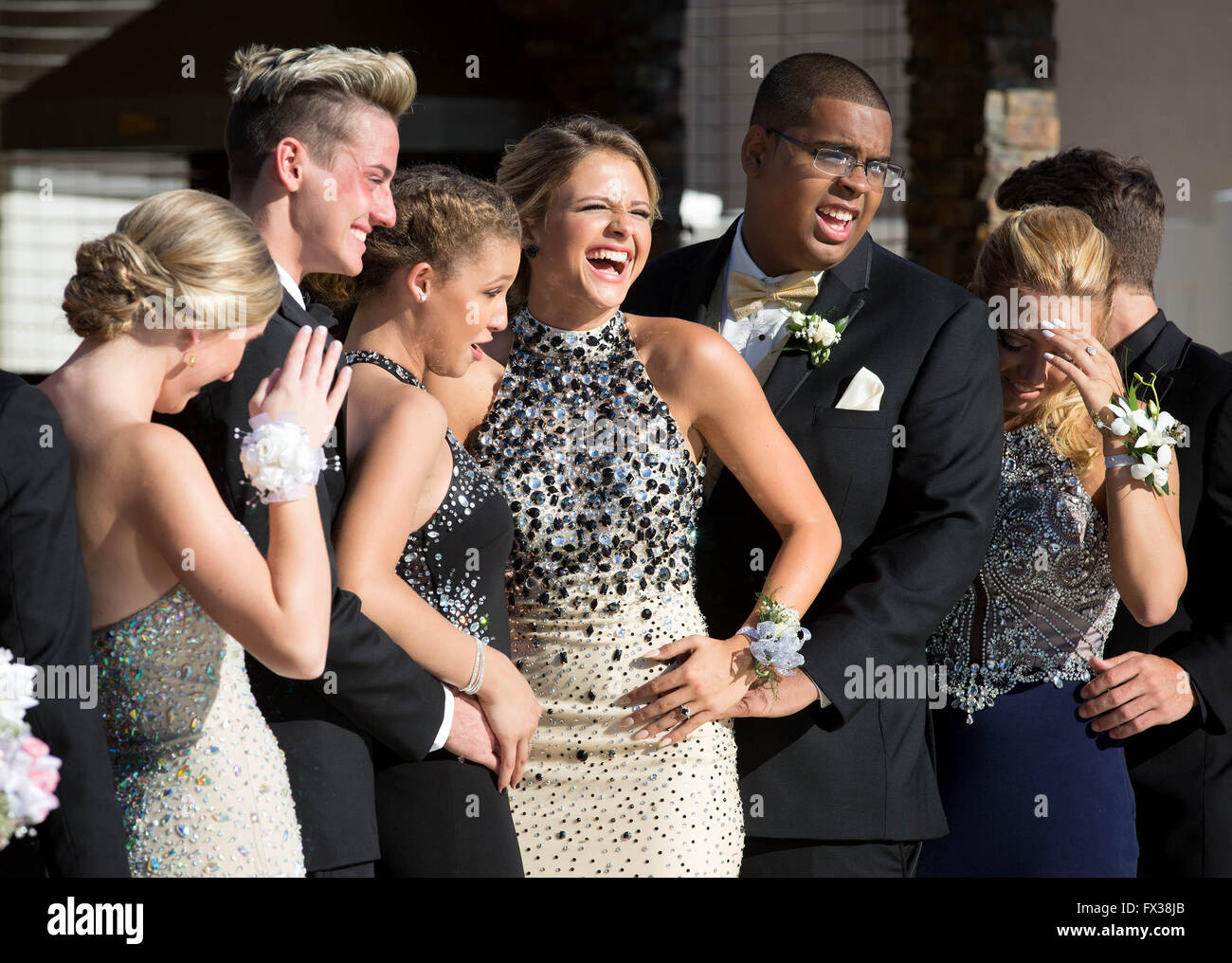 West Palm Beach, Florida, USA. 10. April 2016. Mikal Bartosik mit ihrem Prom Date Jonathan Ramilo brechen mit einem Lachen wie die helle Sonne macht, halten Sie die Augen öffnen für ein Foto auf einer Pre-Prom Party in Lake Worth schwierig. © Allen Eyestone/der Palm Beach Post/ZUMA Draht/Alamy Live-Nachrichten Stockfoto